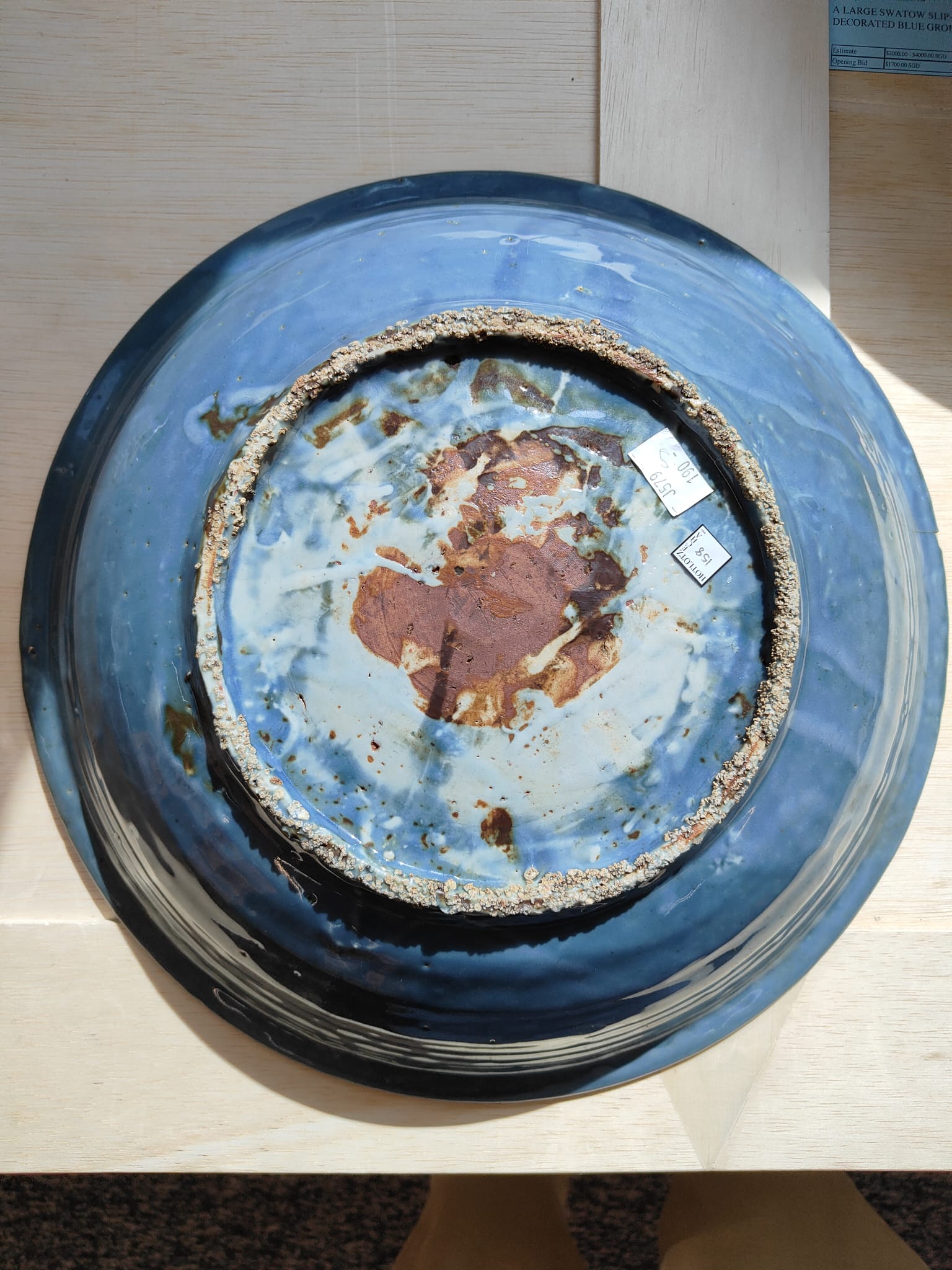 A LARGE SWATOW SLIP-DECORATED BLUE GROUND BOWL - Image 5 of 7