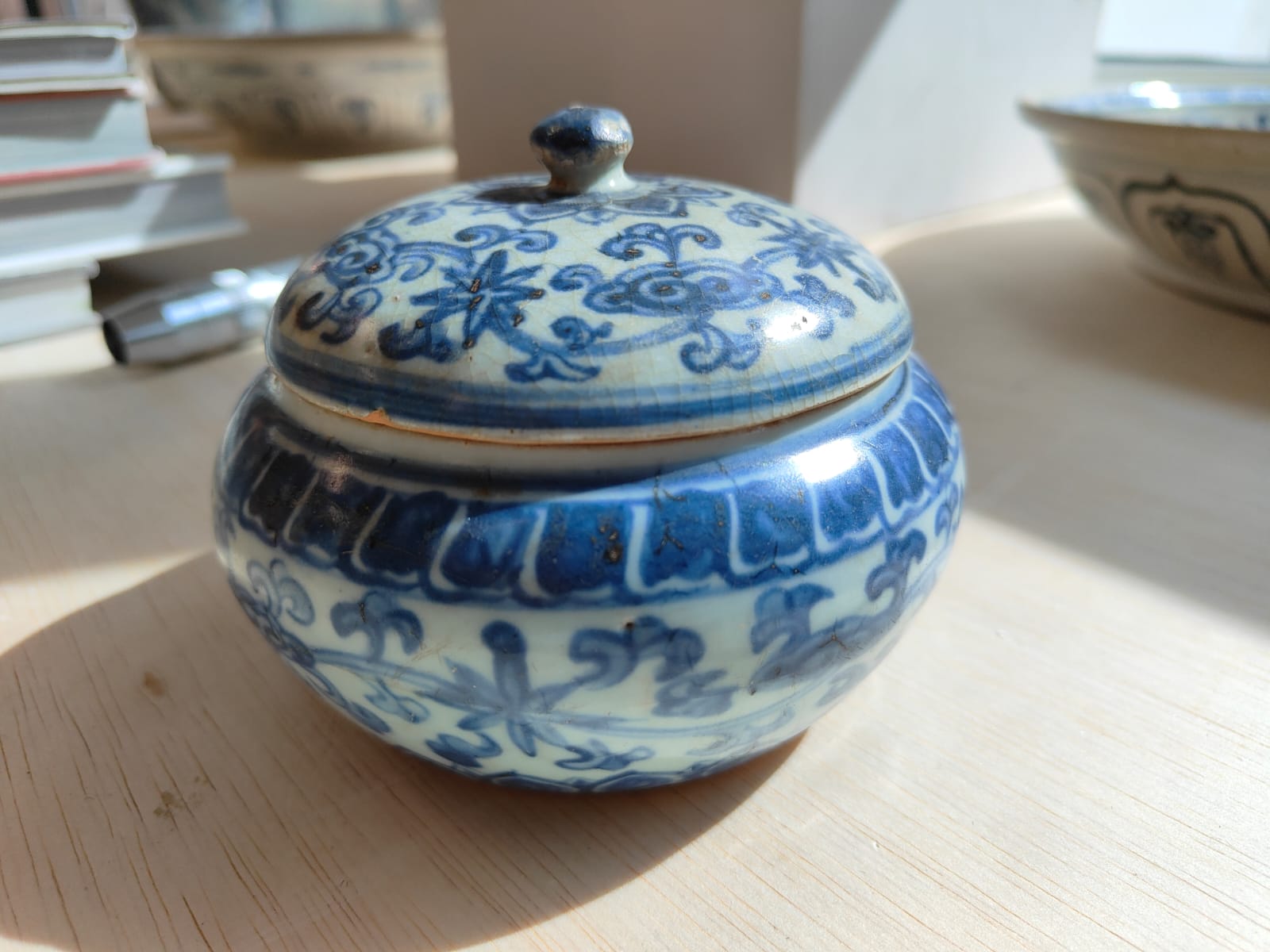 A BLUE AND WHITE PORCELAIN SQUAT BOWL AND COVER - Image 5 of 12