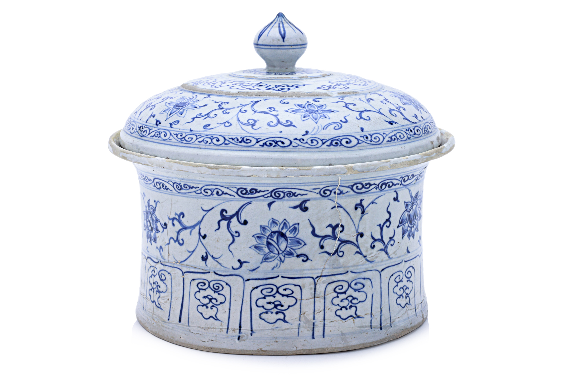 A LARGE AND RARE VIETNAMESE BLUE AND WHITE BOWL AND COVER