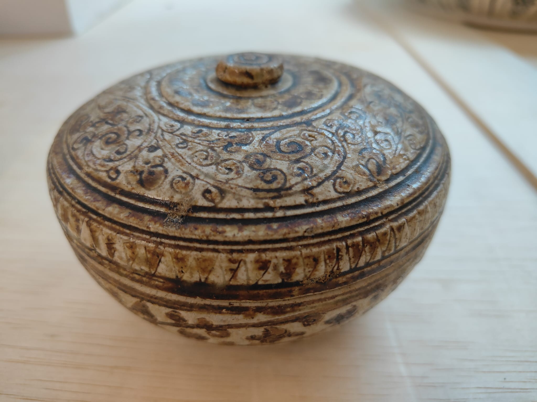 A THAI SGRAFFITO BOX AND COVER - Image 9 of 9