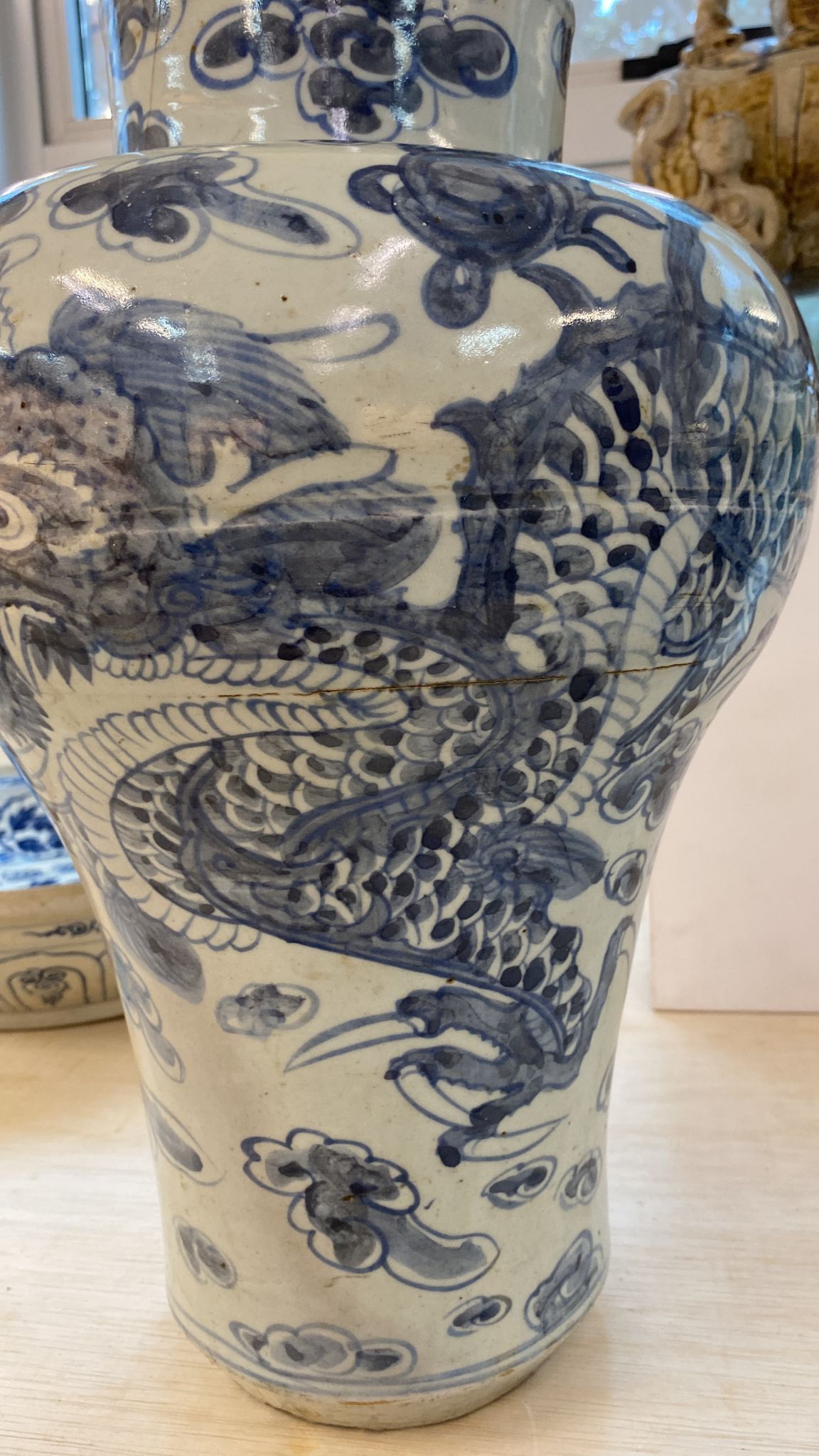 A LARGE KOREAN BLUE AND WHITE DRAGON VASE - Image 10 of 11