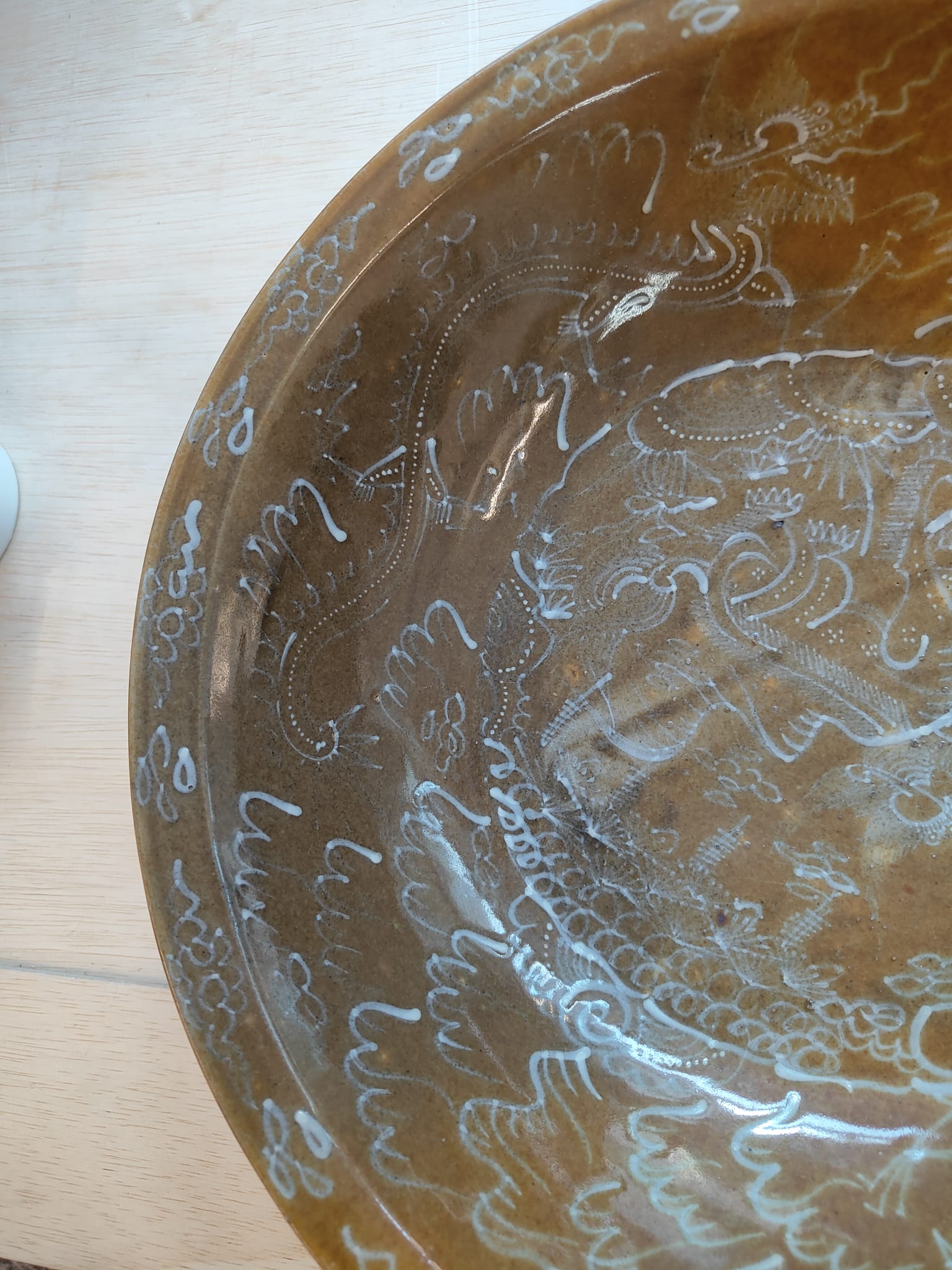 A LARGE SWATOW SLIP-DECORATED RUSSET GROUND BOWL - Image 4 of 8