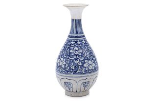 A VIETNAMESE BLUE AND WHITE PEAR SHAPED BOTTLE VASE