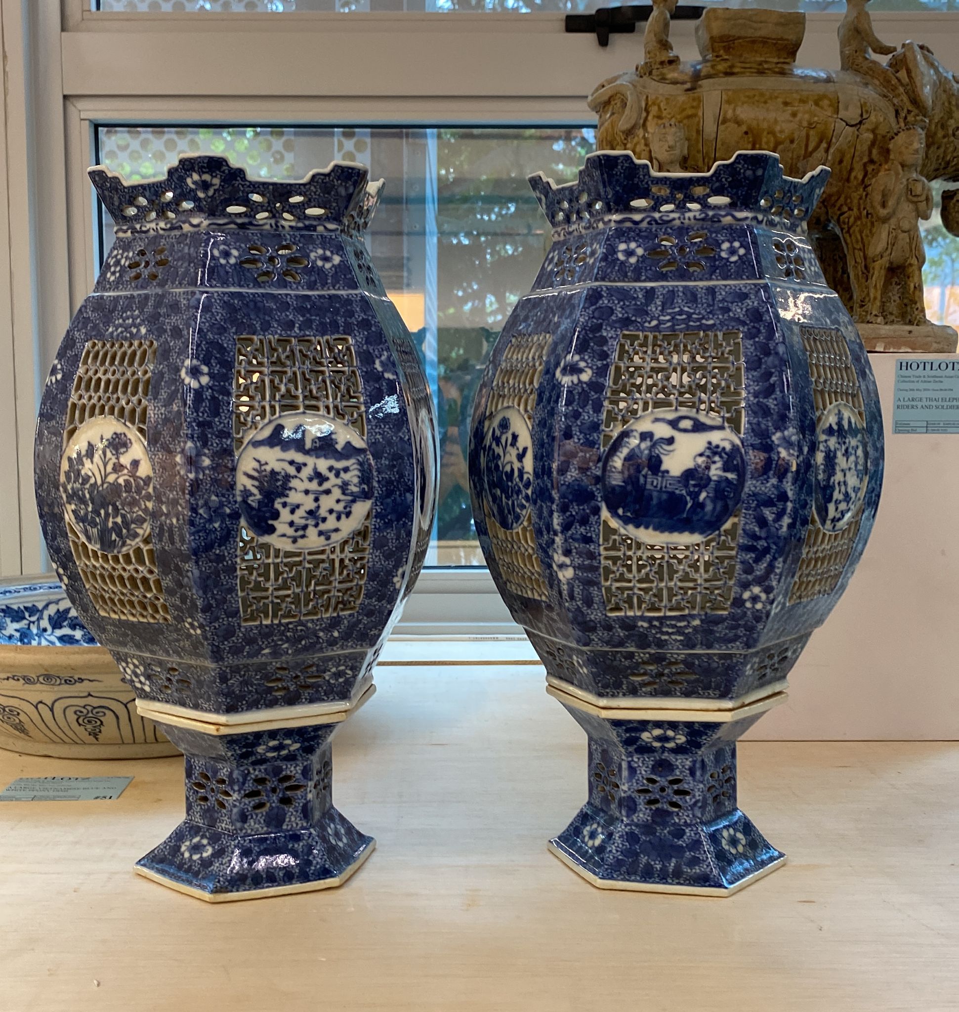 A PAIR OF BLUE AND WHITE RETICULATED PORCELAIN LANTERNS - Image 5 of 13