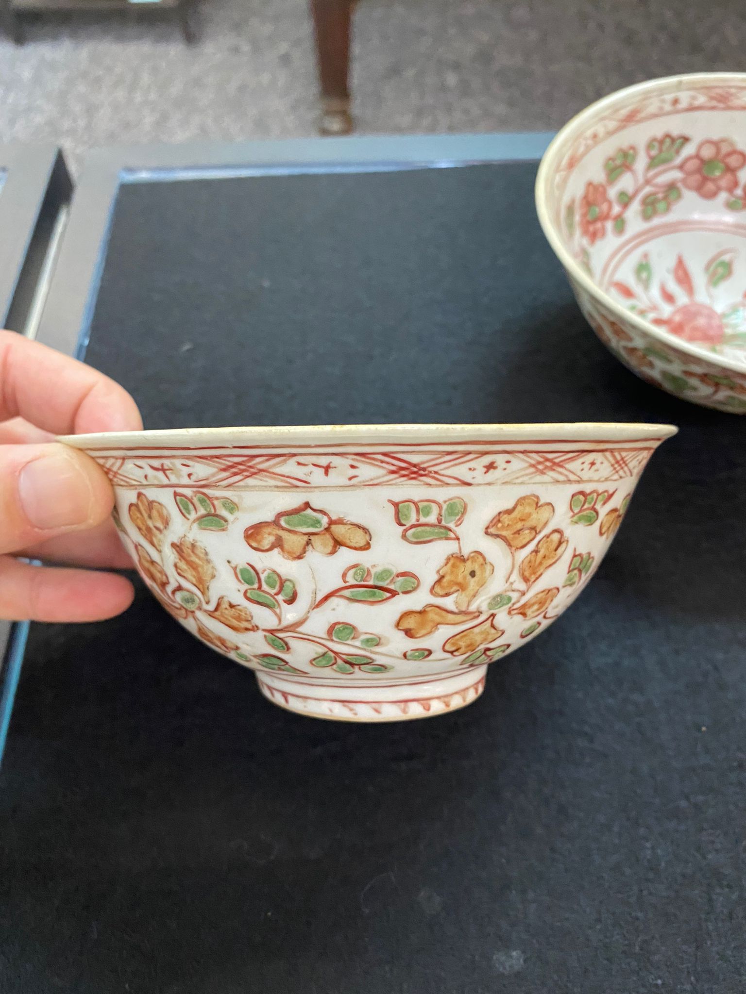 A PAIR OF SWATOW PORCELAIN BOWLS AND A SIMILAR SAUCER - Image 6 of 15