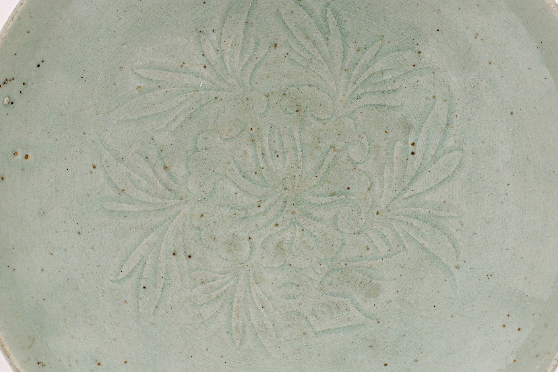 A LONGQUAN CELADON CARVED PEONY DISH - Image 2 of 3