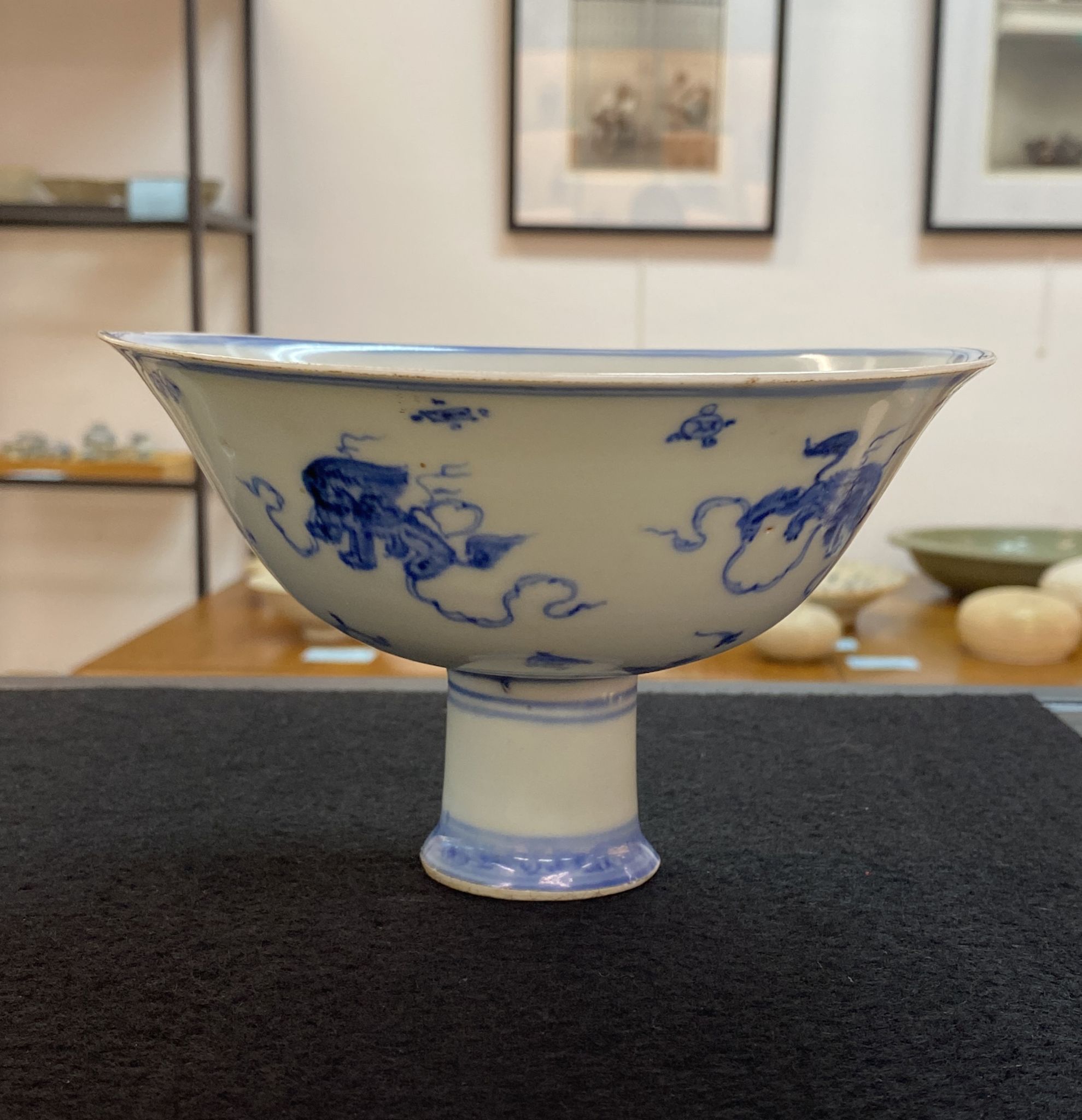 A BLUE AND WHITE BUDDHIST LION STEM BOWL - Image 17 of 17