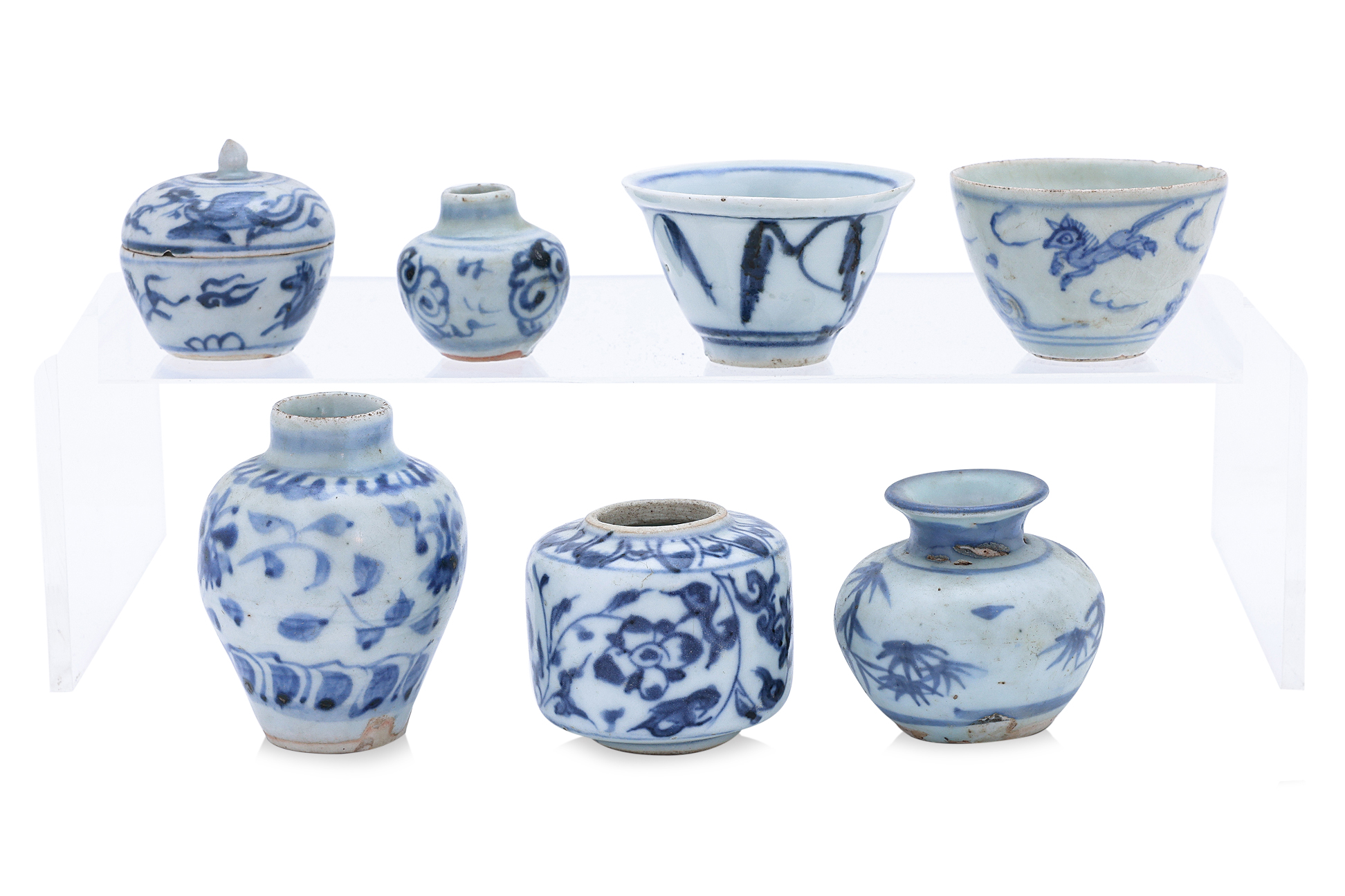 A GROUP OF SMALL BLUE AND WHITE WARES