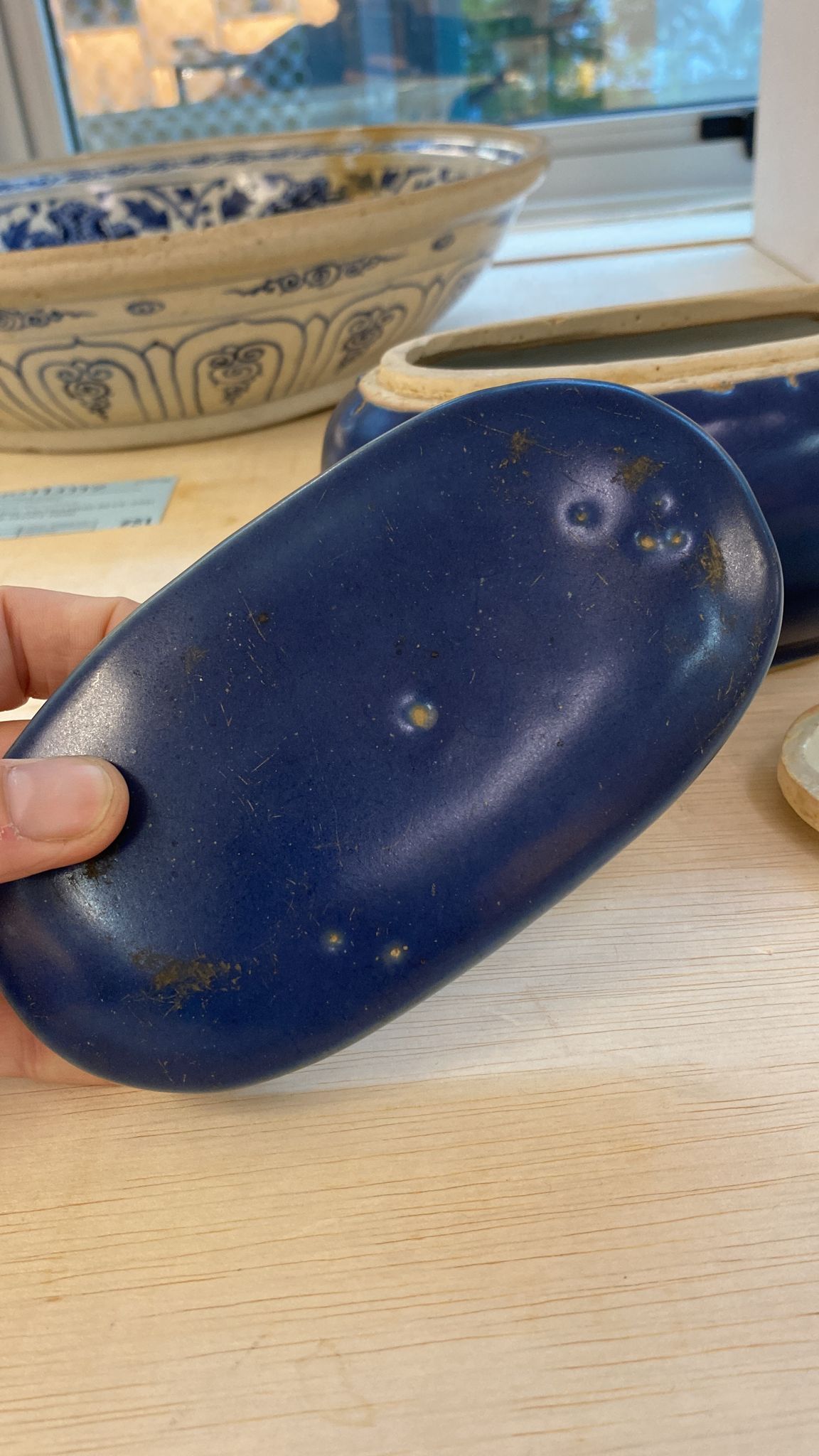 A MONOCHROME BLUE-GLAZED OVAL BOX, COVER AND LINER - Image 9 of 18