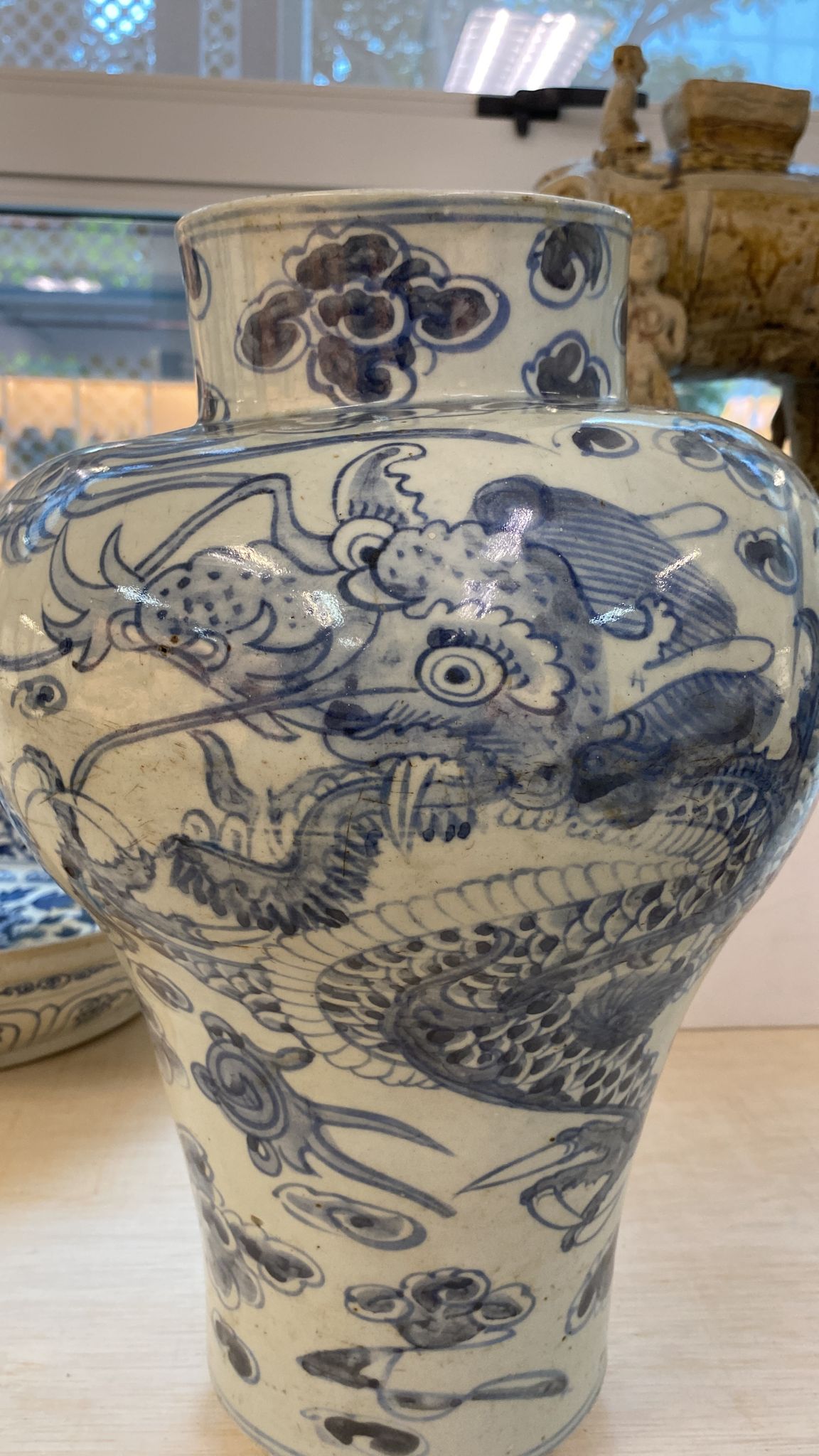 A LARGE KOREAN BLUE AND WHITE DRAGON VASE - Image 8 of 11