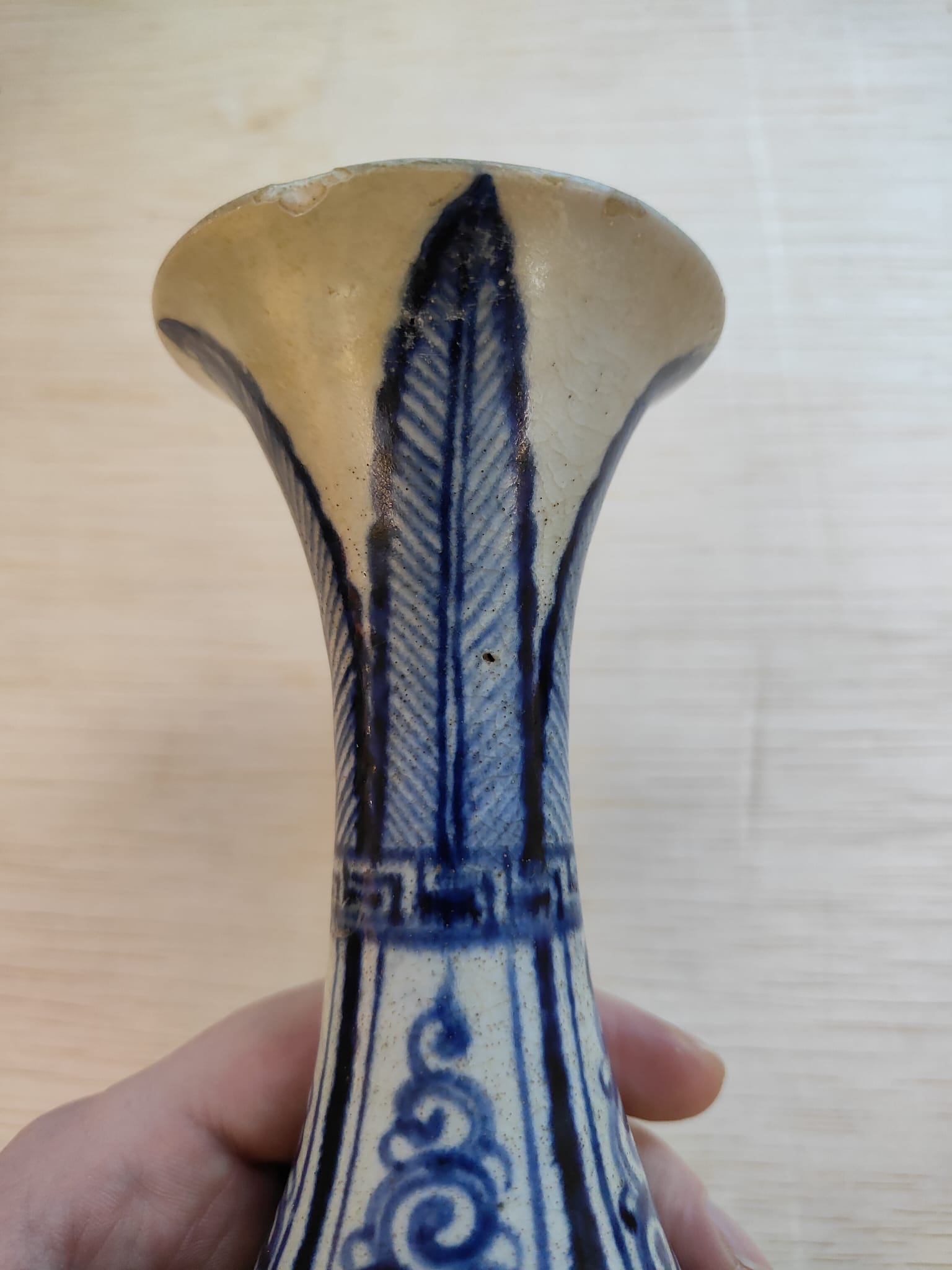 A VIETNAMESE BLUE AND WHITE PEAR SHAPED DRAGON VASE - Image 10 of 11