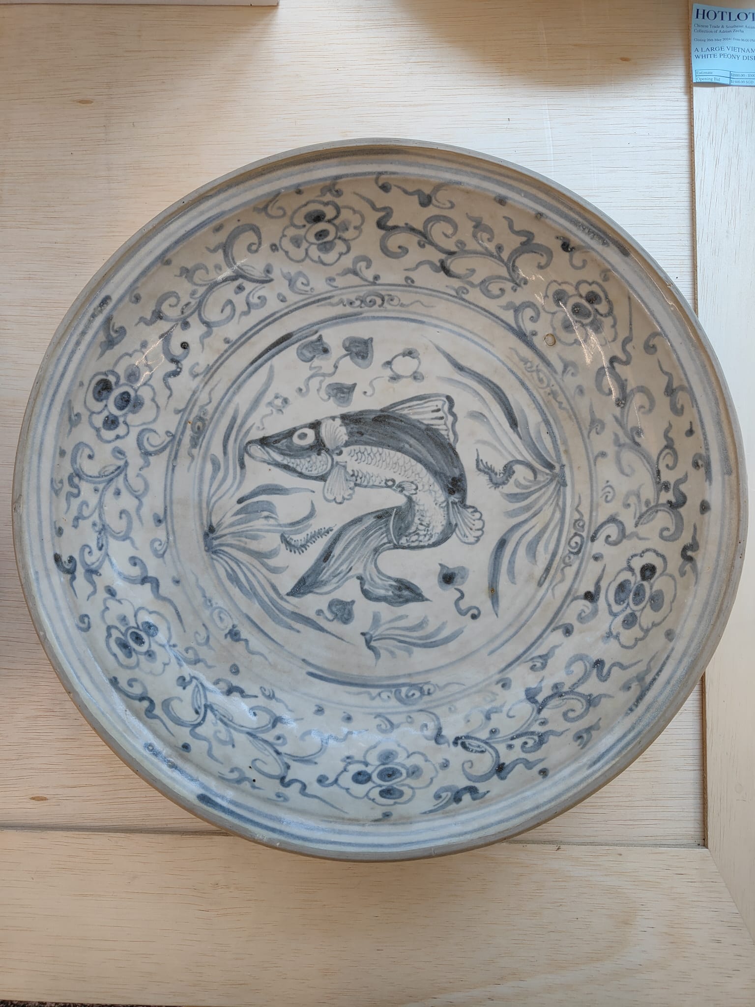A LARGE VIETNAMESE BLUE AND WHITE DISH WITH LEAPING CARP - Image 6 of 7