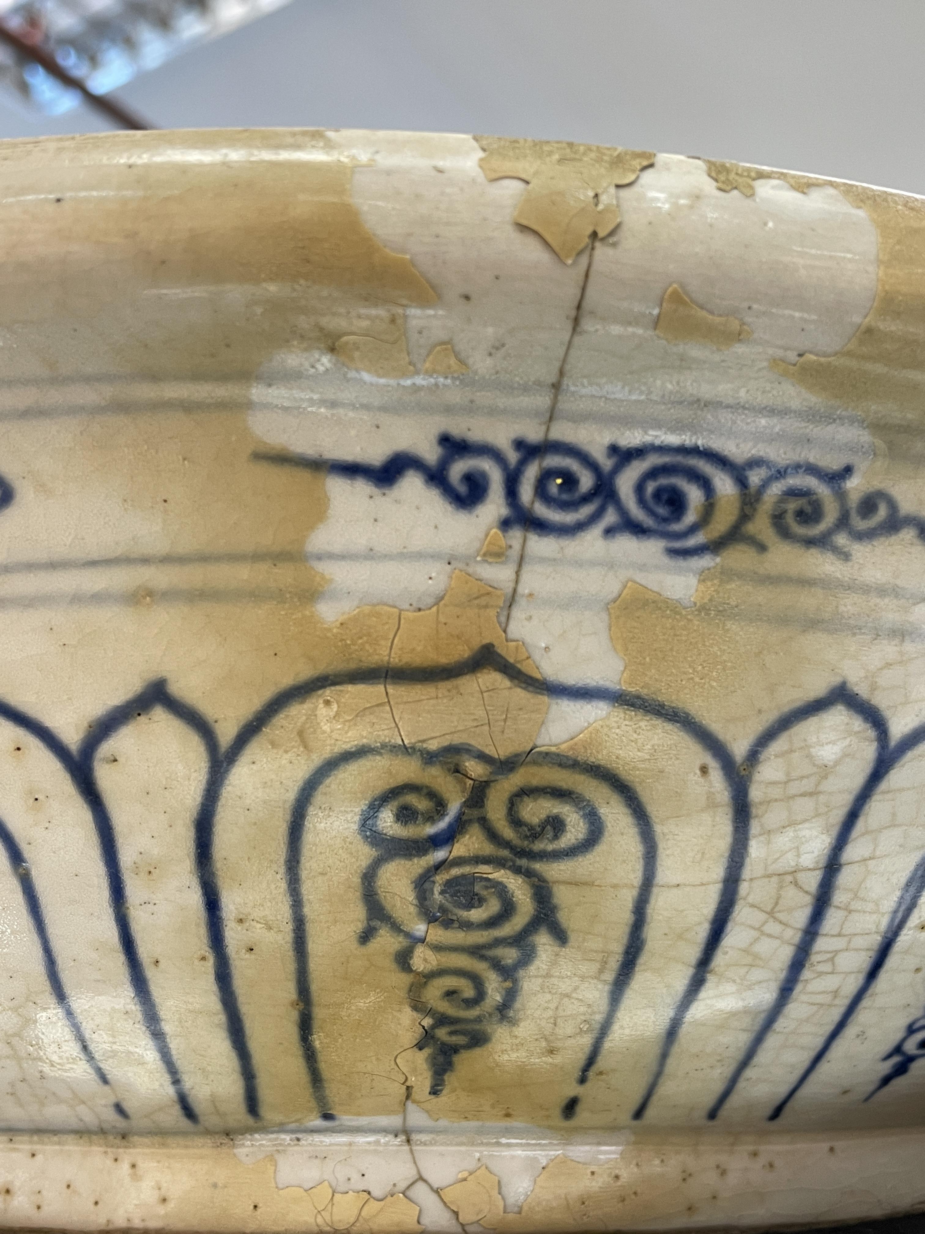 A LARGE VIETNAMESE BLUE AND WHITE PEONY DISH - Image 6 of 9