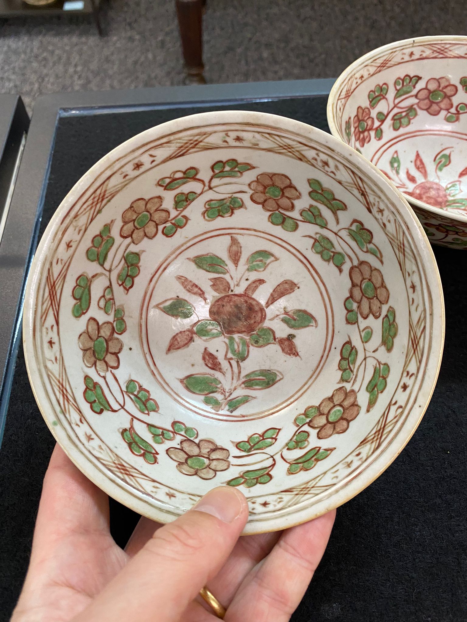 A PAIR OF SWATOW PORCELAIN BOWLS AND A SIMILAR SAUCER - Image 5 of 15