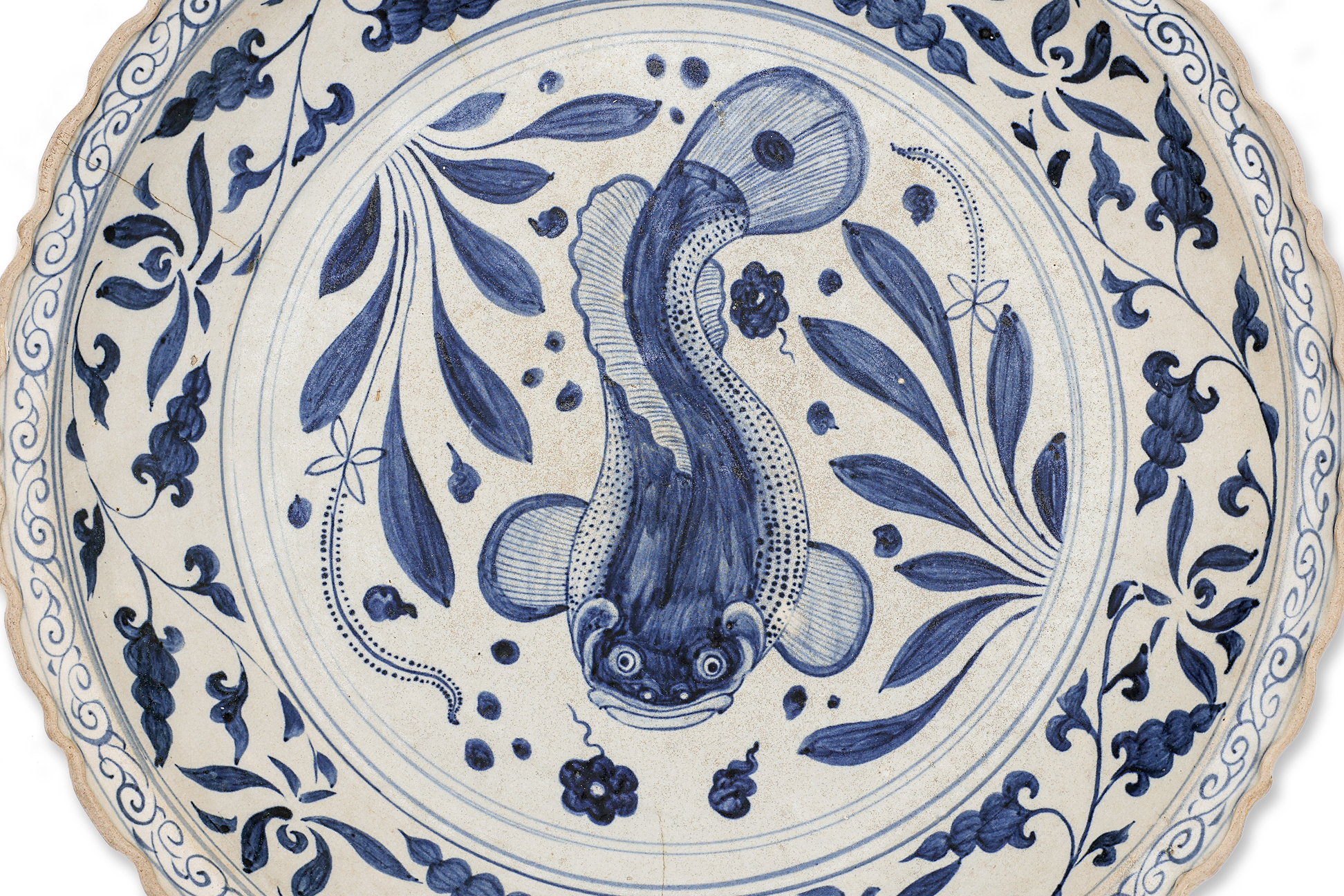 A LARGE VIETNAMESE BLUE AND WHITE FISH DISH - Image 2 of 12