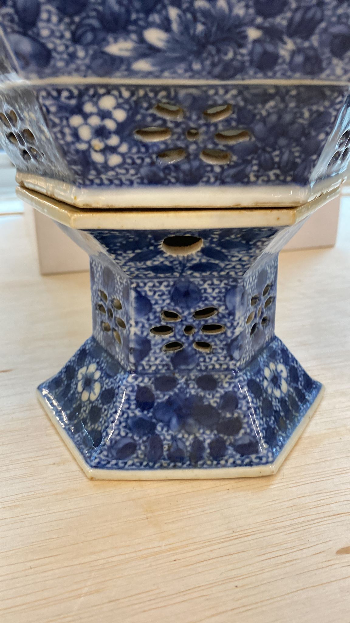 A PAIR OF BLUE AND WHITE RETICULATED PORCELAIN LANTERNS - Image 11 of 13