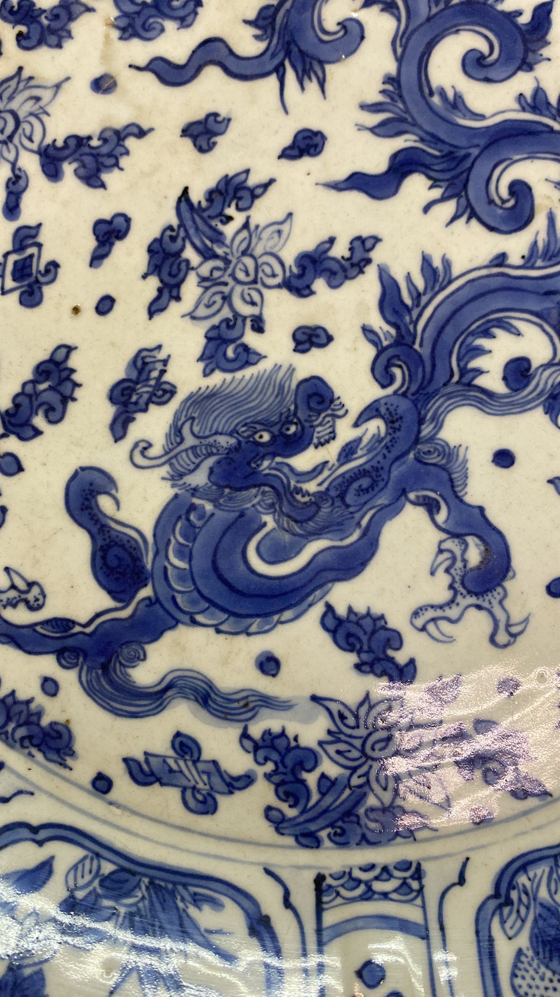 A VERY LARGE BLUE AND WHITE KRAAK DRAGON DISH - Image 14 of 16