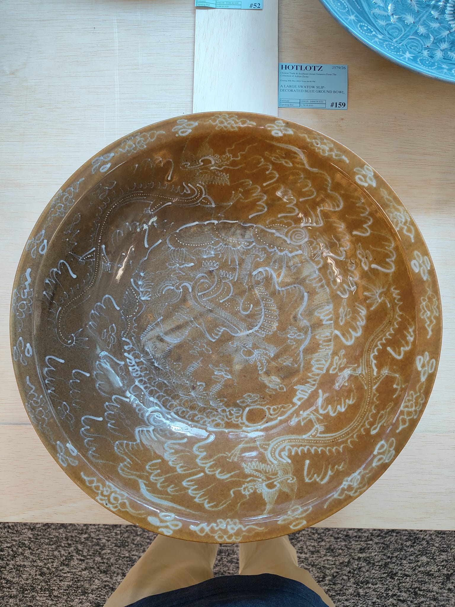 A LARGE SWATOW SLIP-DECORATED RUSSET GROUND BOWL - Image 6 of 8