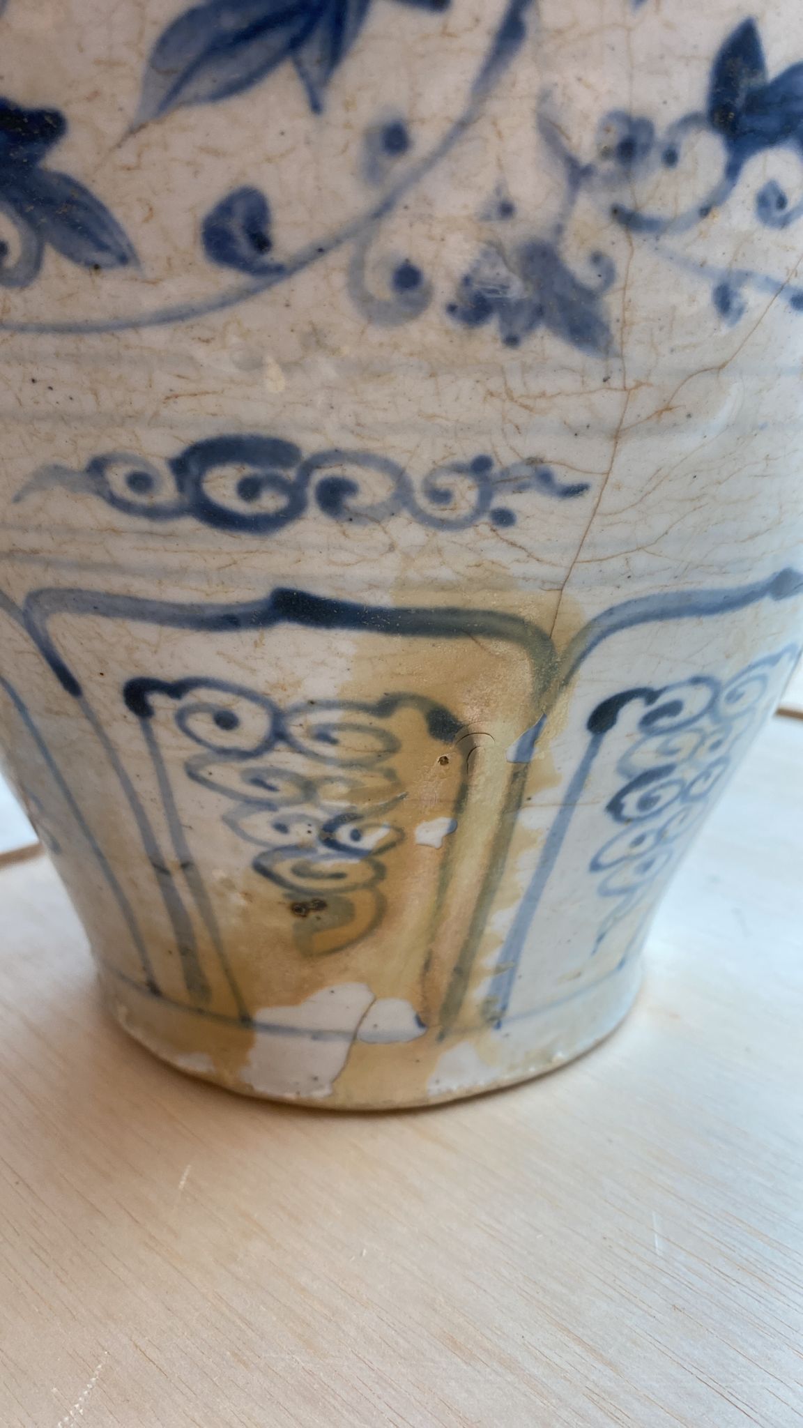 A LARGE VIETNAMESE BLUE AND WHITE JAR - Image 8 of 15