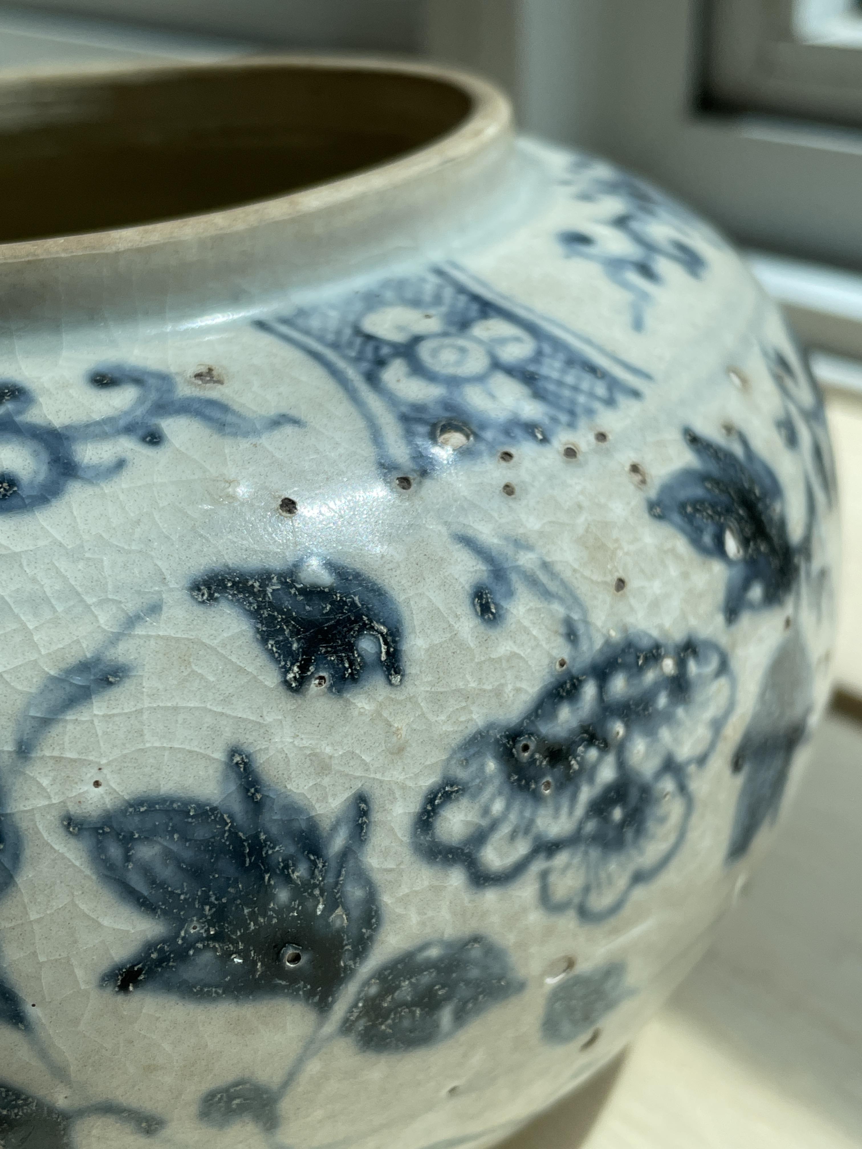 A VIETNAMESE BLUE AND WHITE SPHERICAL JAR - Image 8 of 14