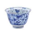 A BLUE AND WHITE KRAAK PORCELAIN 'CROW' CUP