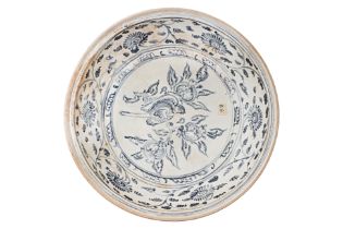 A LARGE VIETNAMESE BLUE AND WHITE BIRD DISH