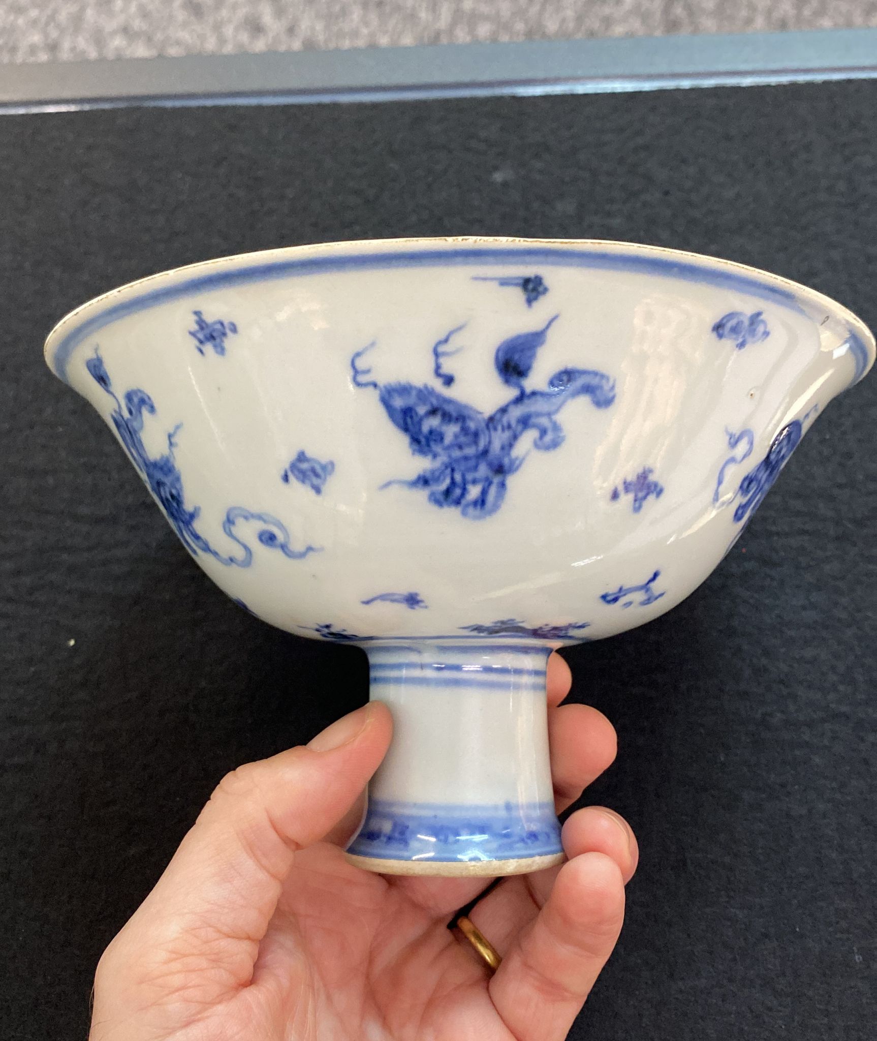 A BLUE AND WHITE BUDDHIST LION STEM BOWL - Image 10 of 17