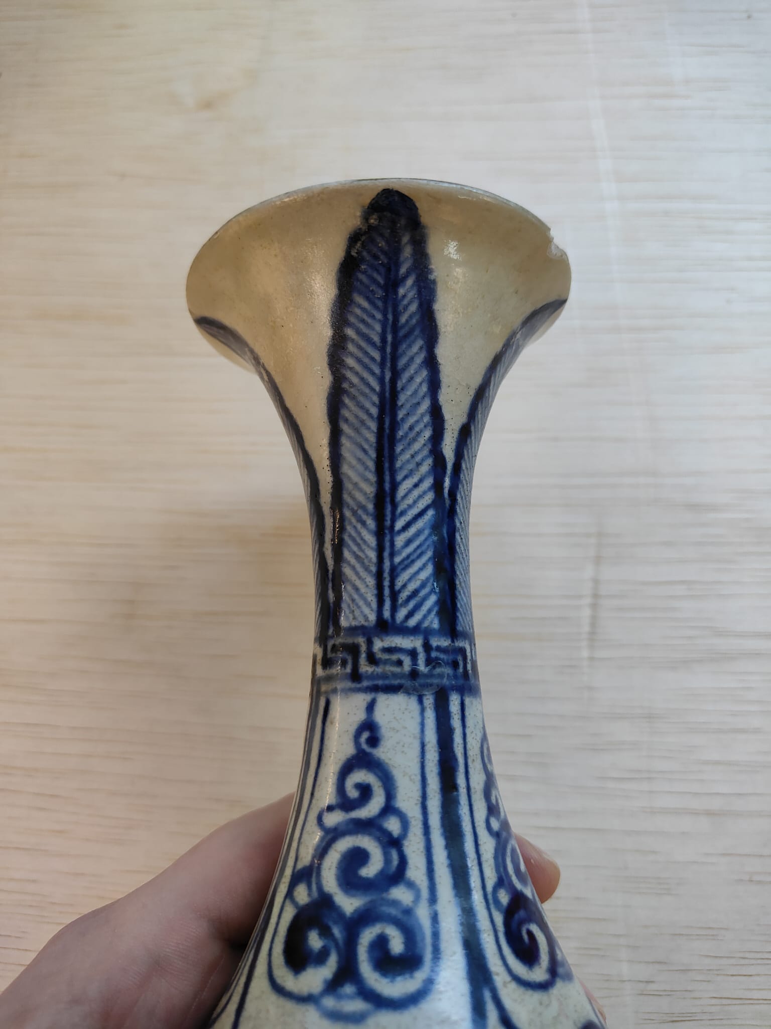 A VIETNAMESE BLUE AND WHITE PEAR SHAPED DRAGON VASE - Image 7 of 11