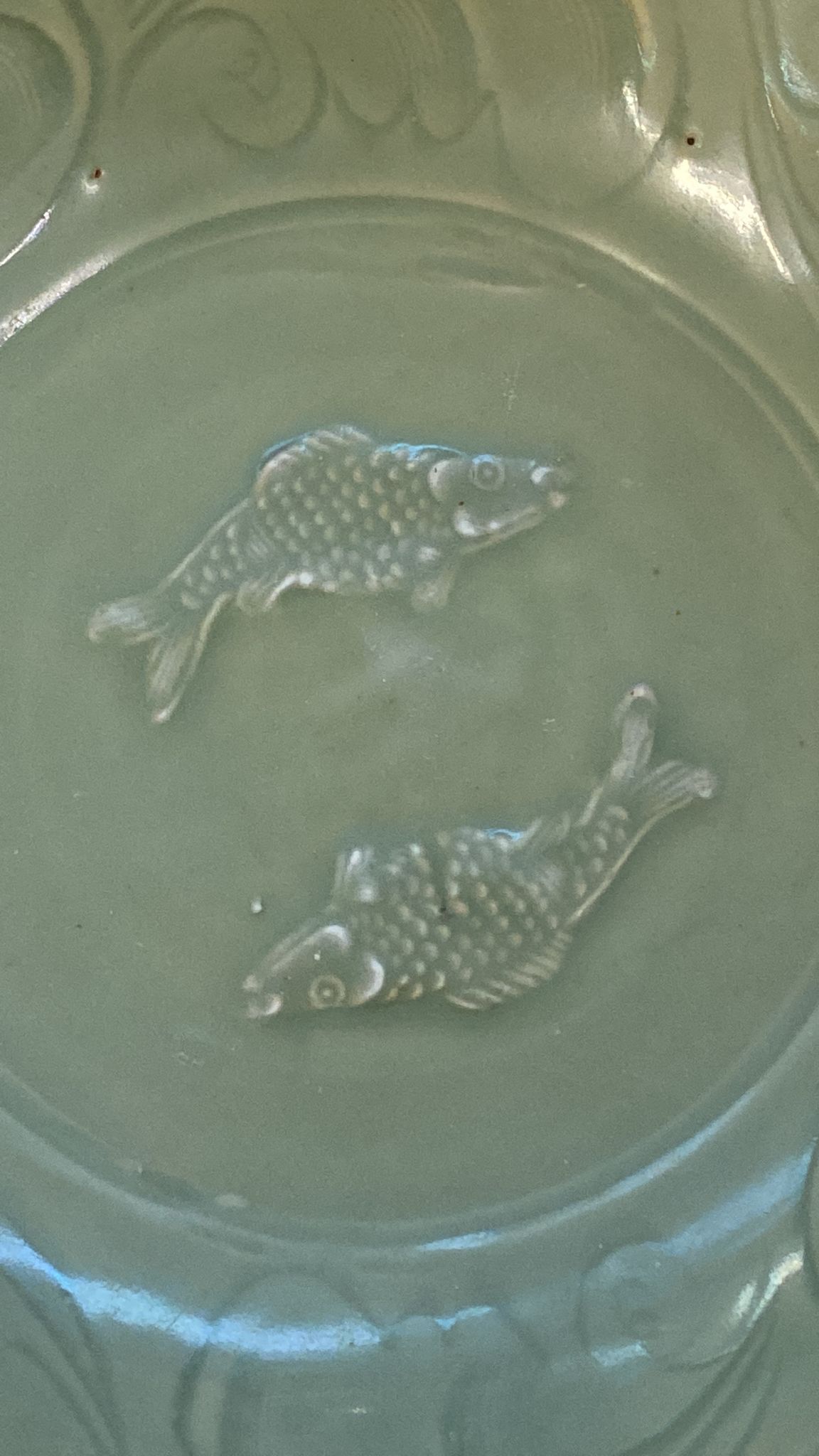 A LARGE MOULDED LONGQUAN CELADON TWIN FISH DISH - Image 6 of 14