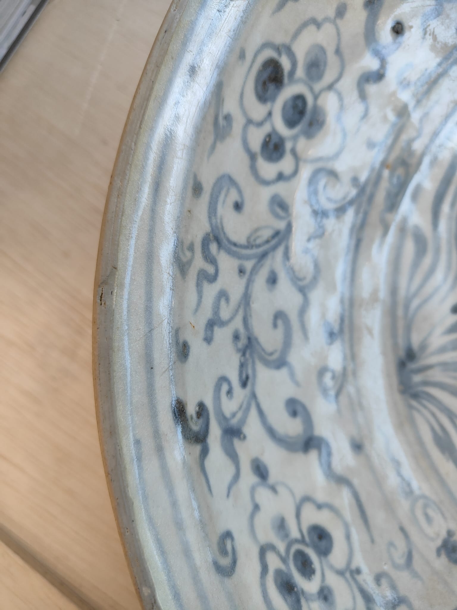 A LARGE VIETNAMESE BLUE AND WHITE DISH WITH LEAPING CARP - Image 7 of 7