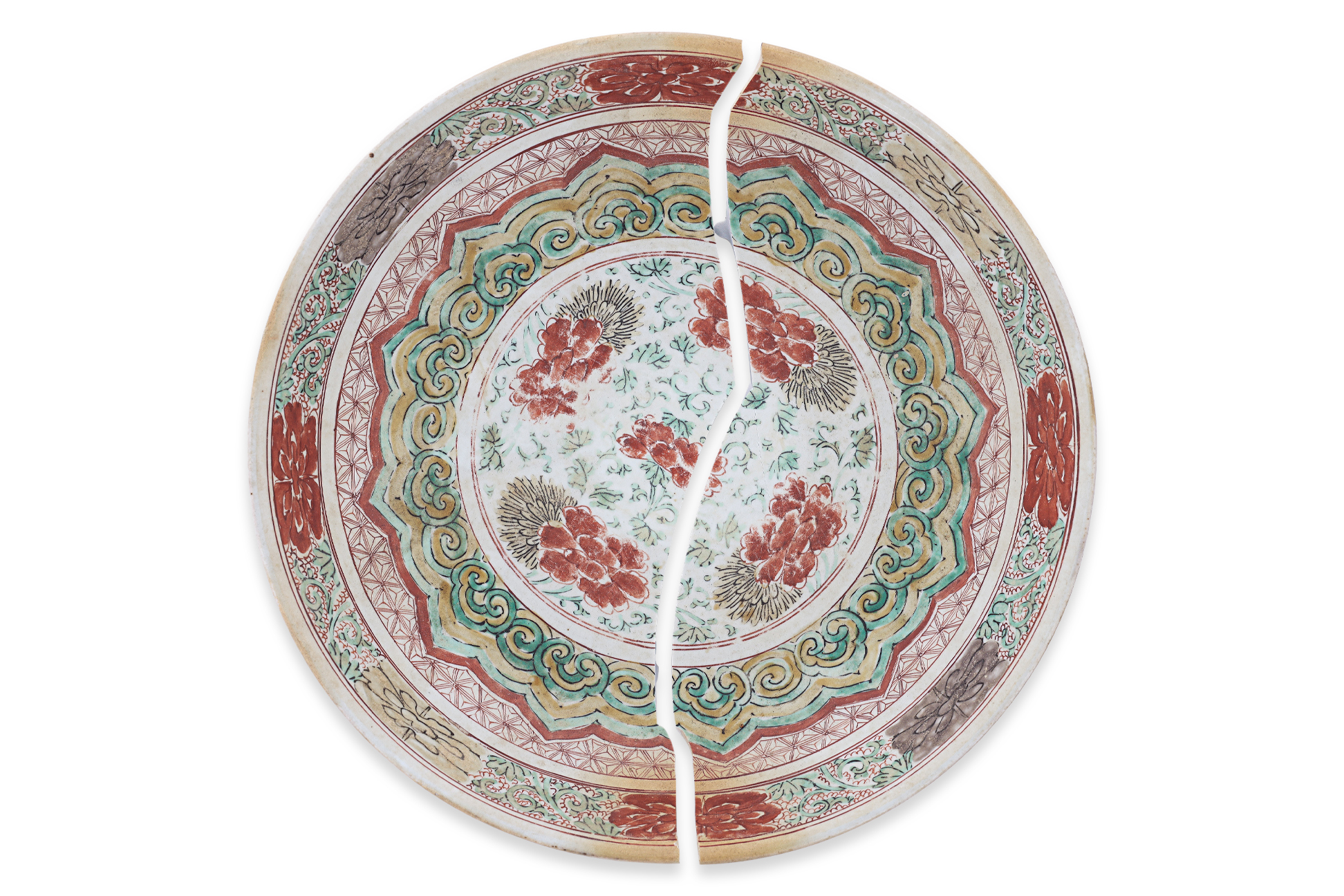 A SWATOW POLYCHROME DISH (FOR RESTORATION)