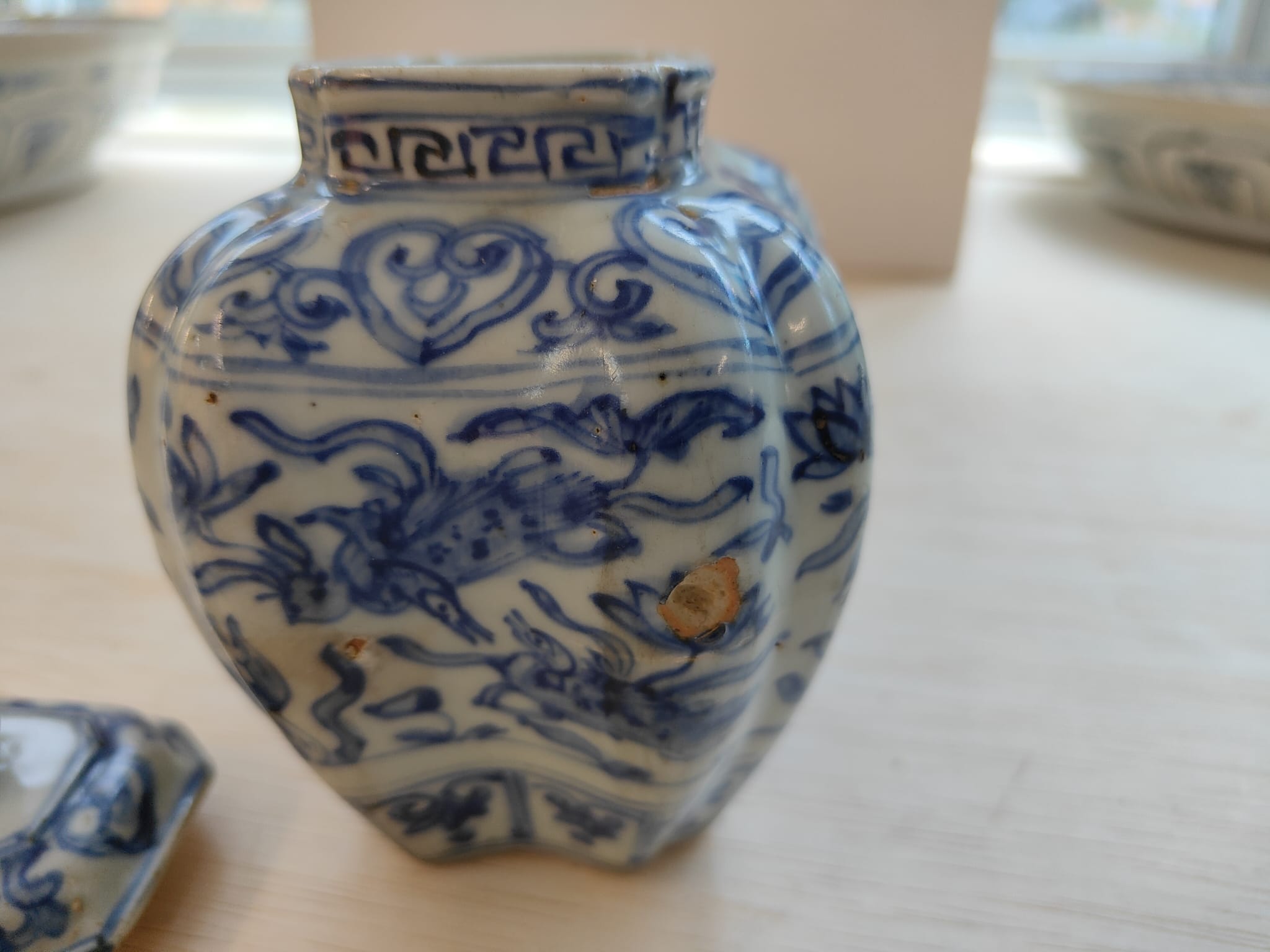 A BLUE AND WHITE PORCELAIN JAR AND COVER - Image 6 of 10