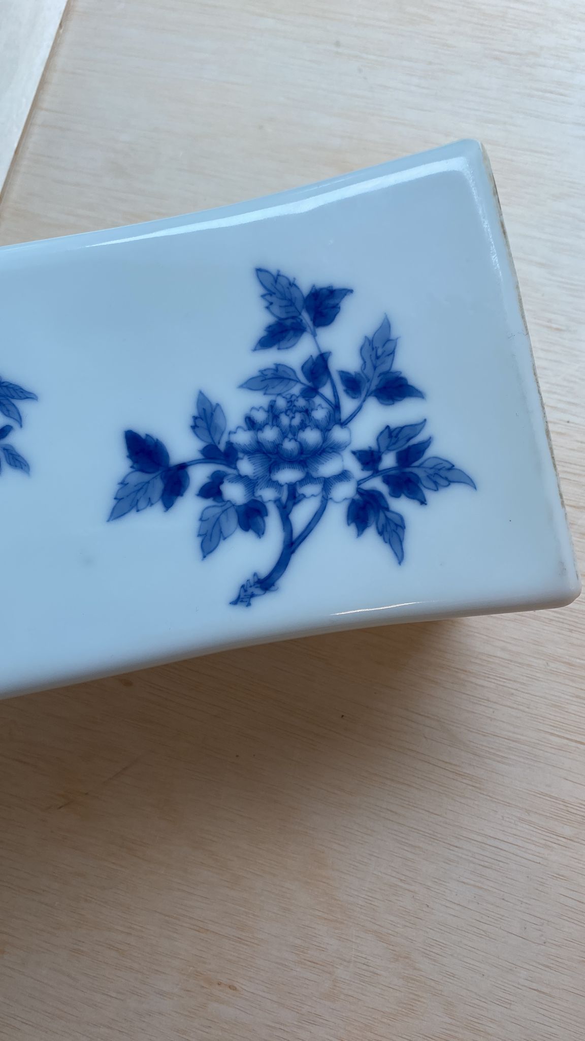 A LARGE BLUE AND WHITE PORCELAIN PILLOW - Image 15 of 24