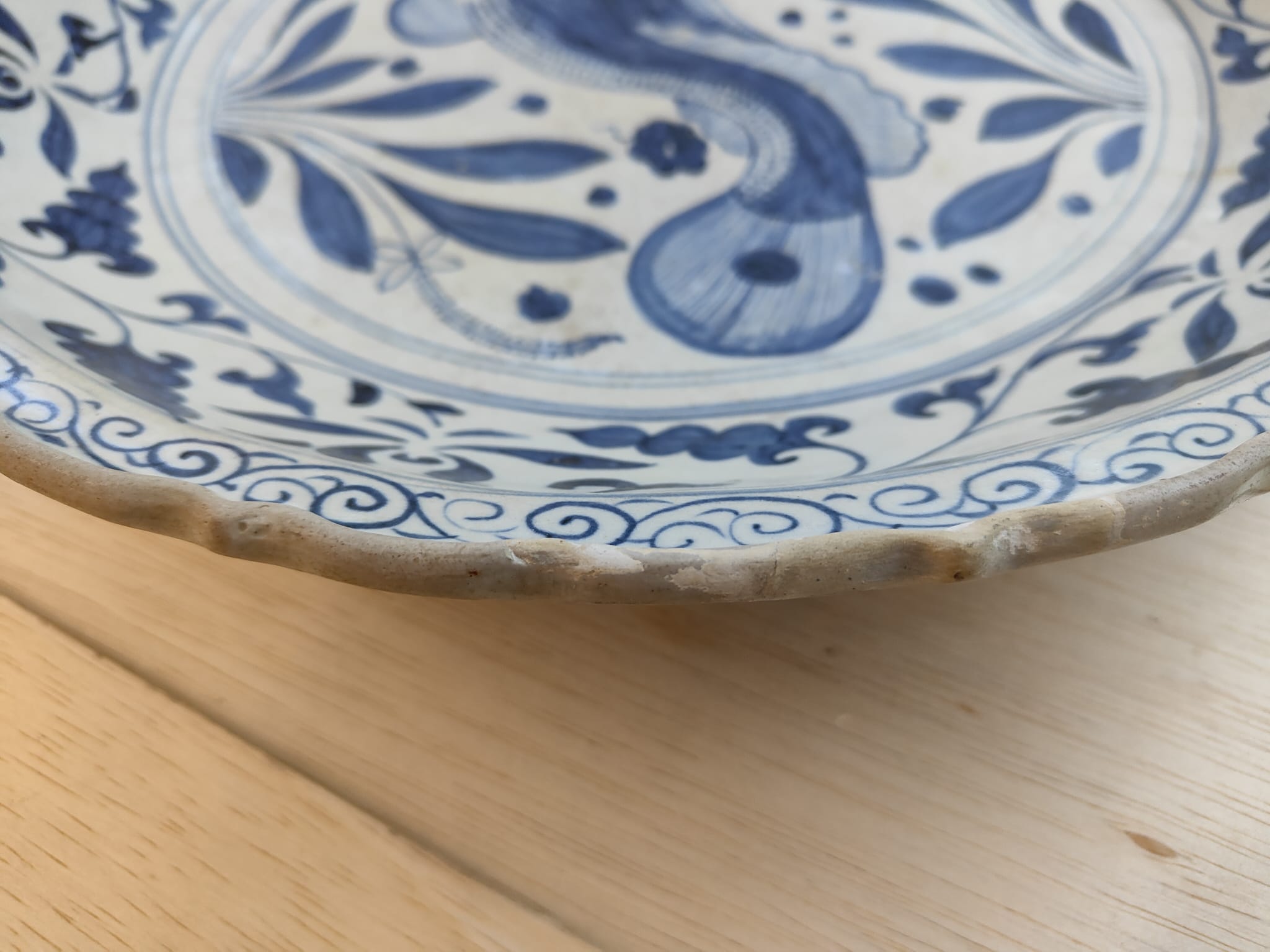 A LARGE VIETNAMESE BLUE AND WHITE FISH DISH - Image 6 of 12