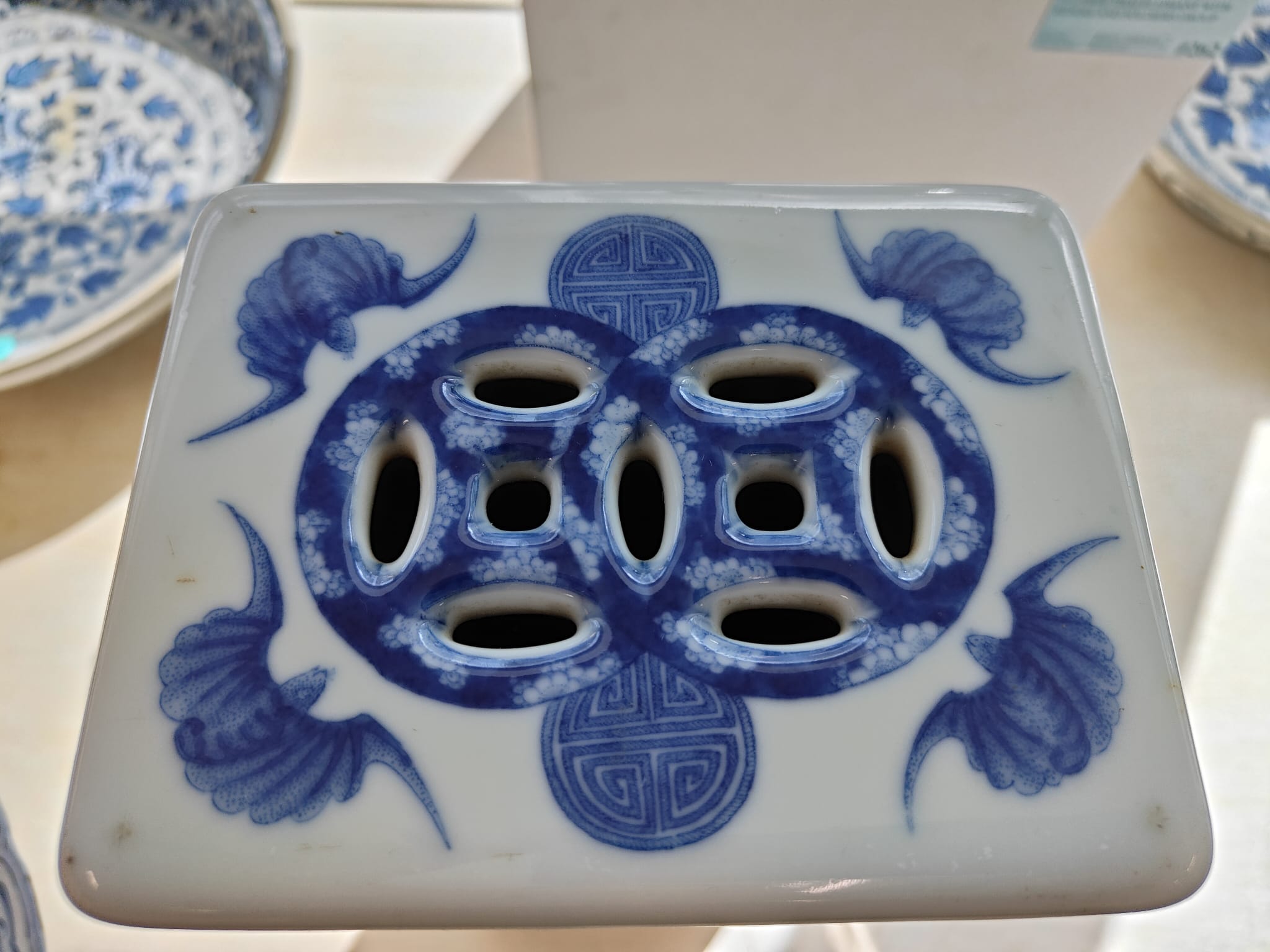 A LARGE BLUE AND WHITE PORCELAIN PILLOW - Image 9 of 24