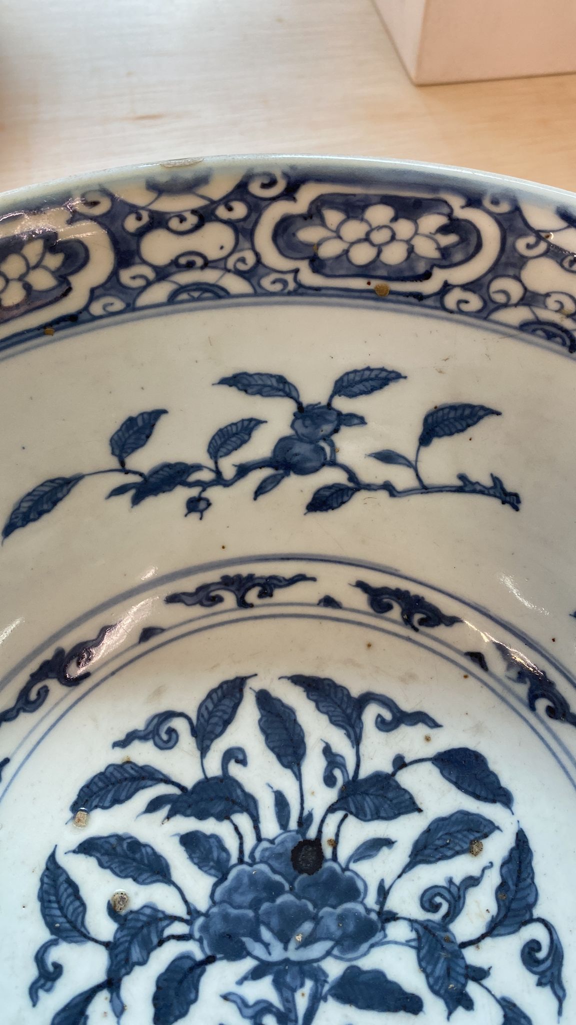 A LARGE BLUE AND WHITE LOTUS AND FRUIT BOWL - Image 11 of 17