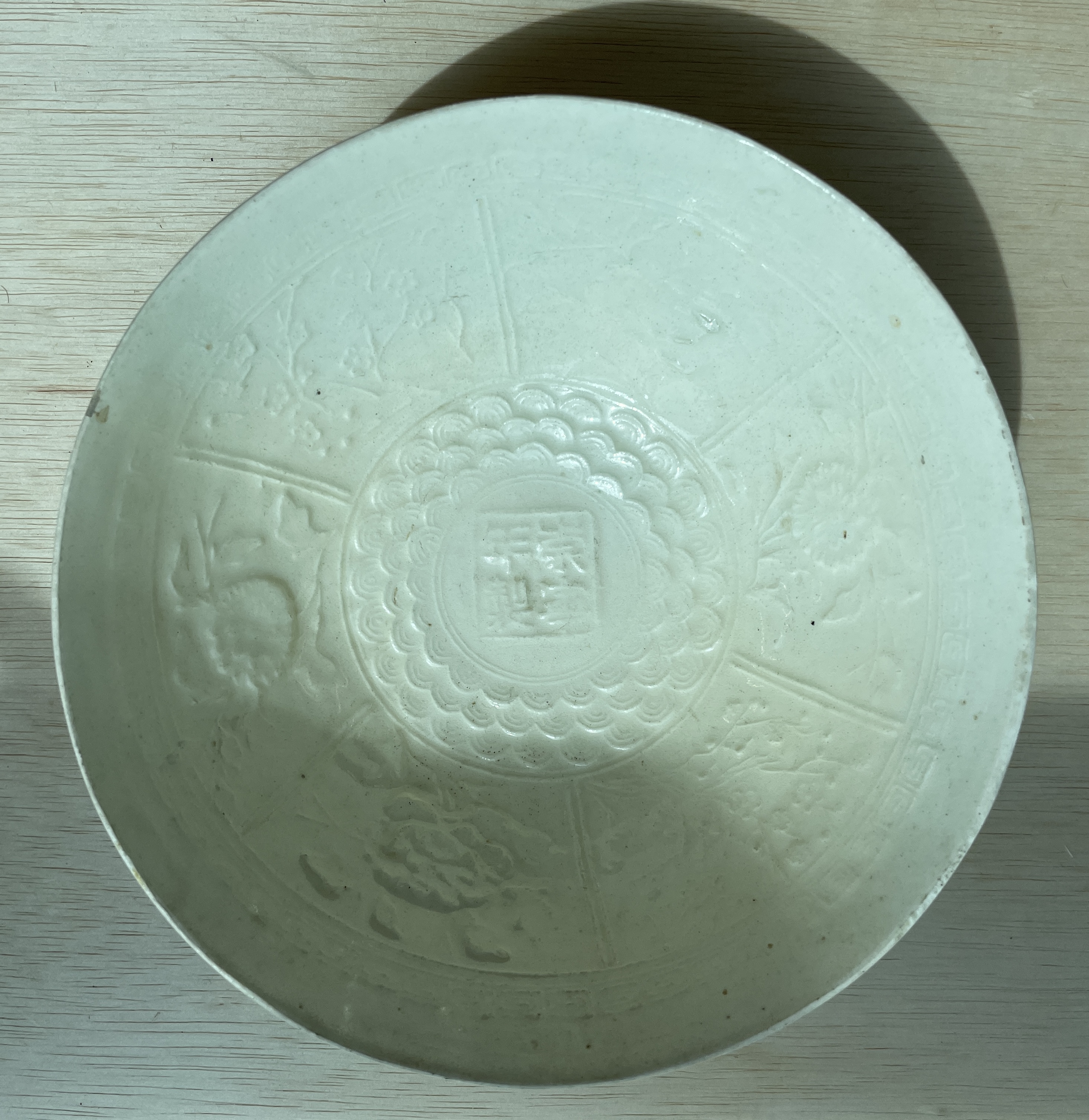 A WHITE GLAZED MOULDED THREE FLOWERS BOWL - Image 7 of 12