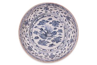 A LARGE VIETNAMESE BLUE AND WHITE DISH WITH FLYING CRANE