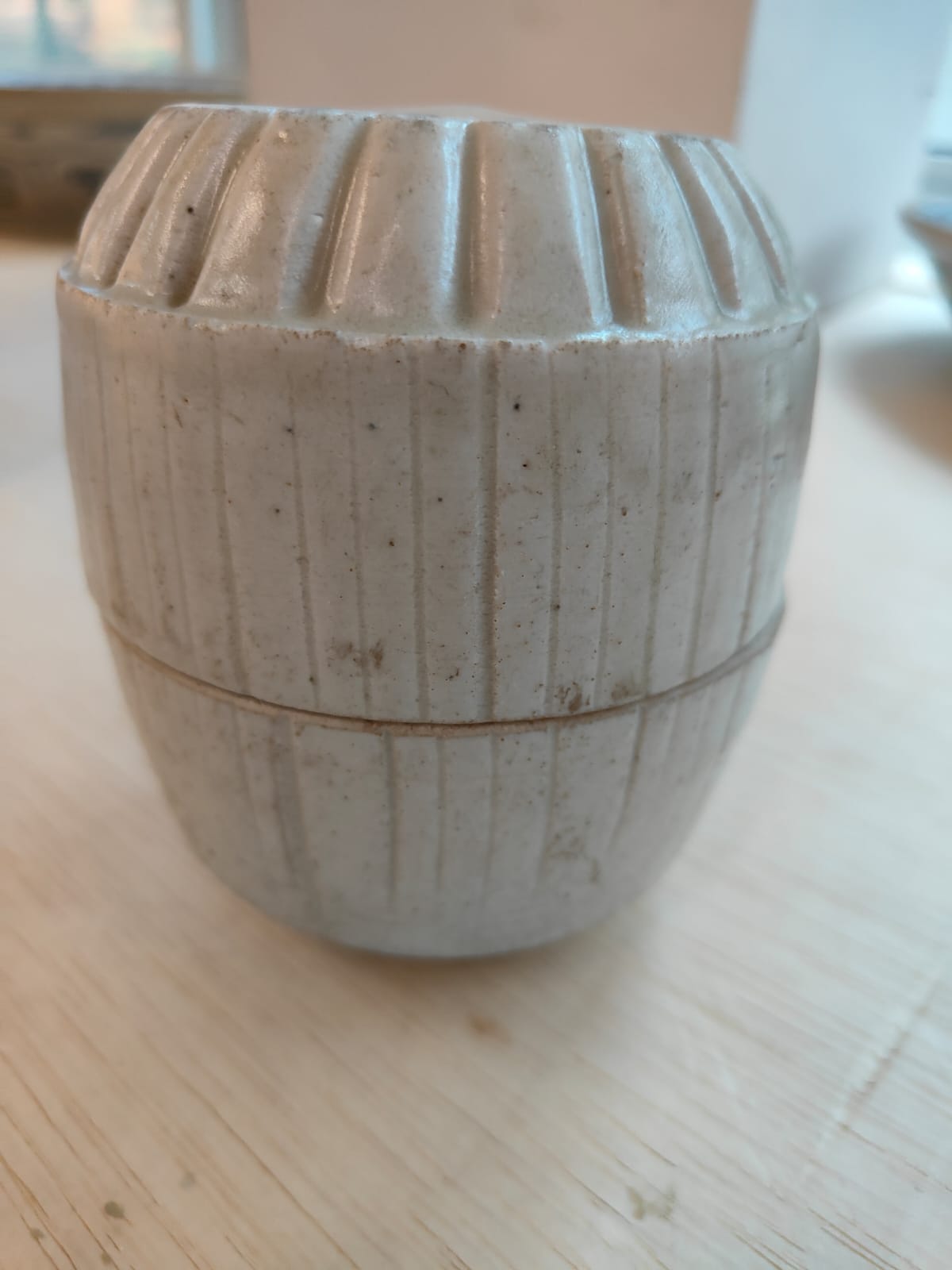 A WHITE STONEWARE CYLINDRICAL BOX AND COVER - Bild 4 aus 10