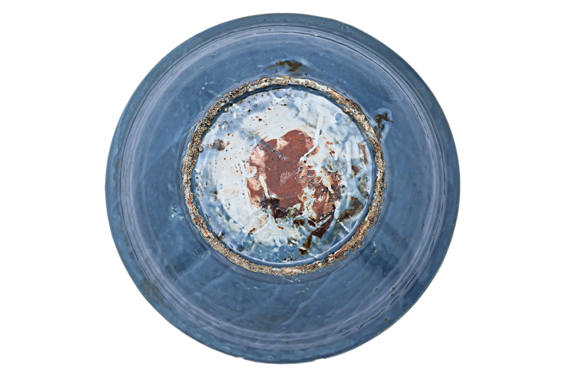 A LARGE SWATOW SLIP-DECORATED BLUE GROUND BOWL - Image 2 of 7