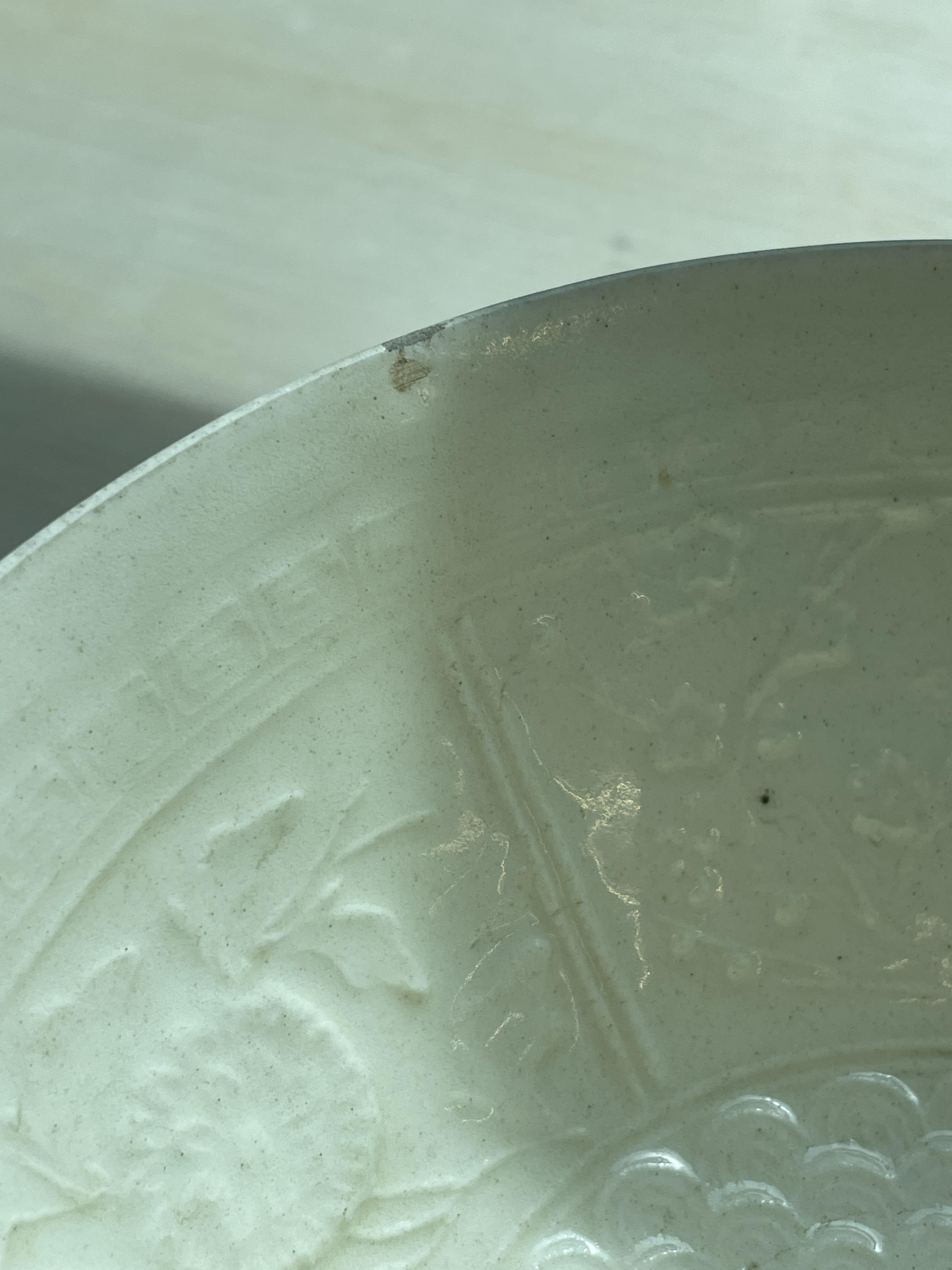 A WHITE GLAZED MOULDED THREE FLOWERS BOWL - Image 11 of 12