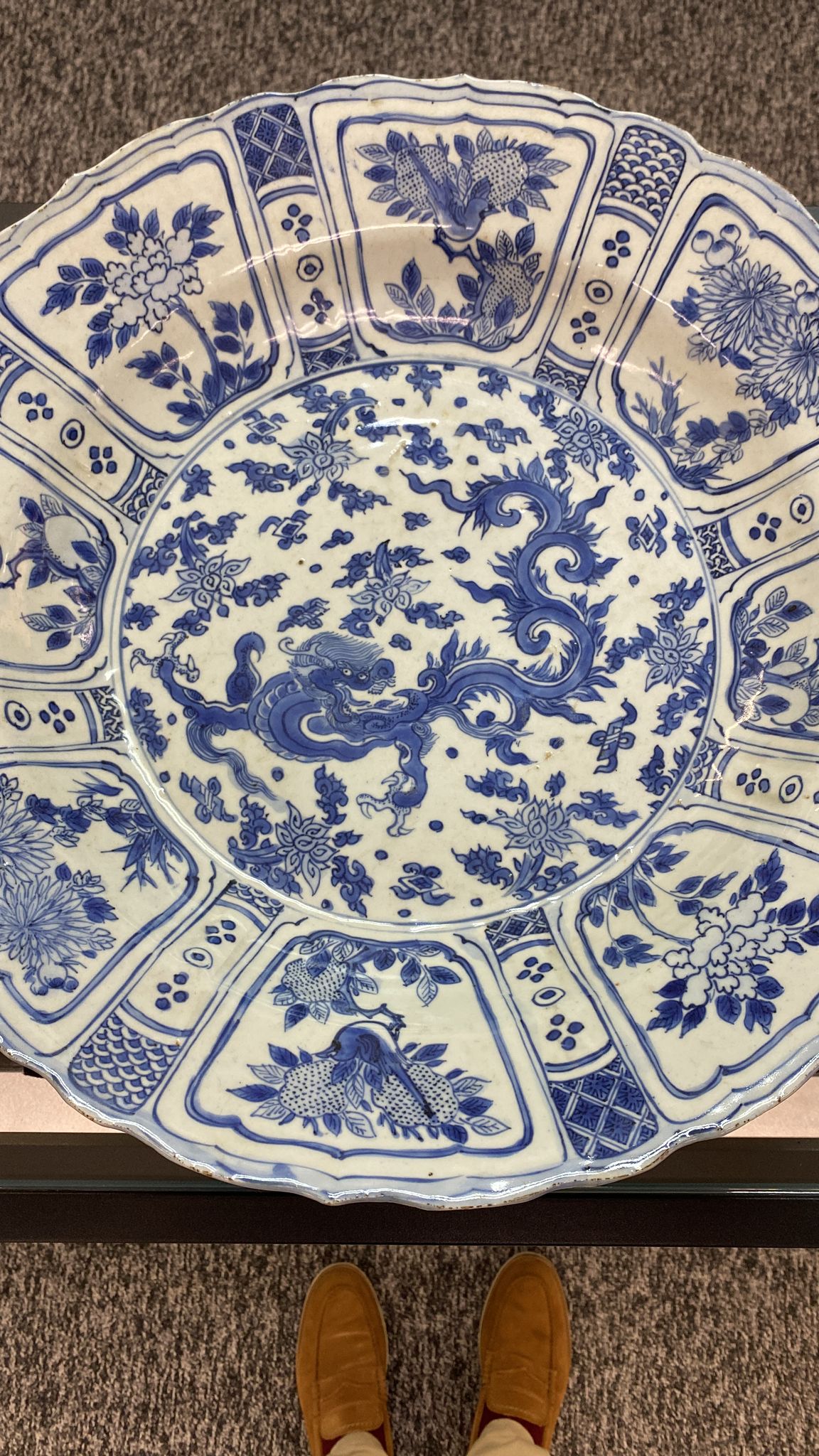 A VERY LARGE BLUE AND WHITE KRAAK DRAGON DISH - Image 10 of 16