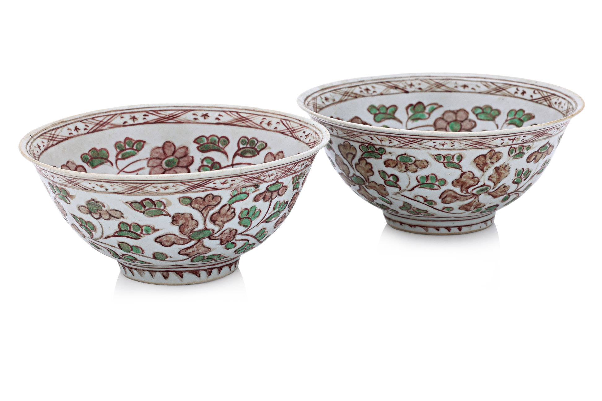 A PAIR OF SWATOW PORCELAIN BOWLS AND A SIMILAR SAUCER - Image 2 of 15