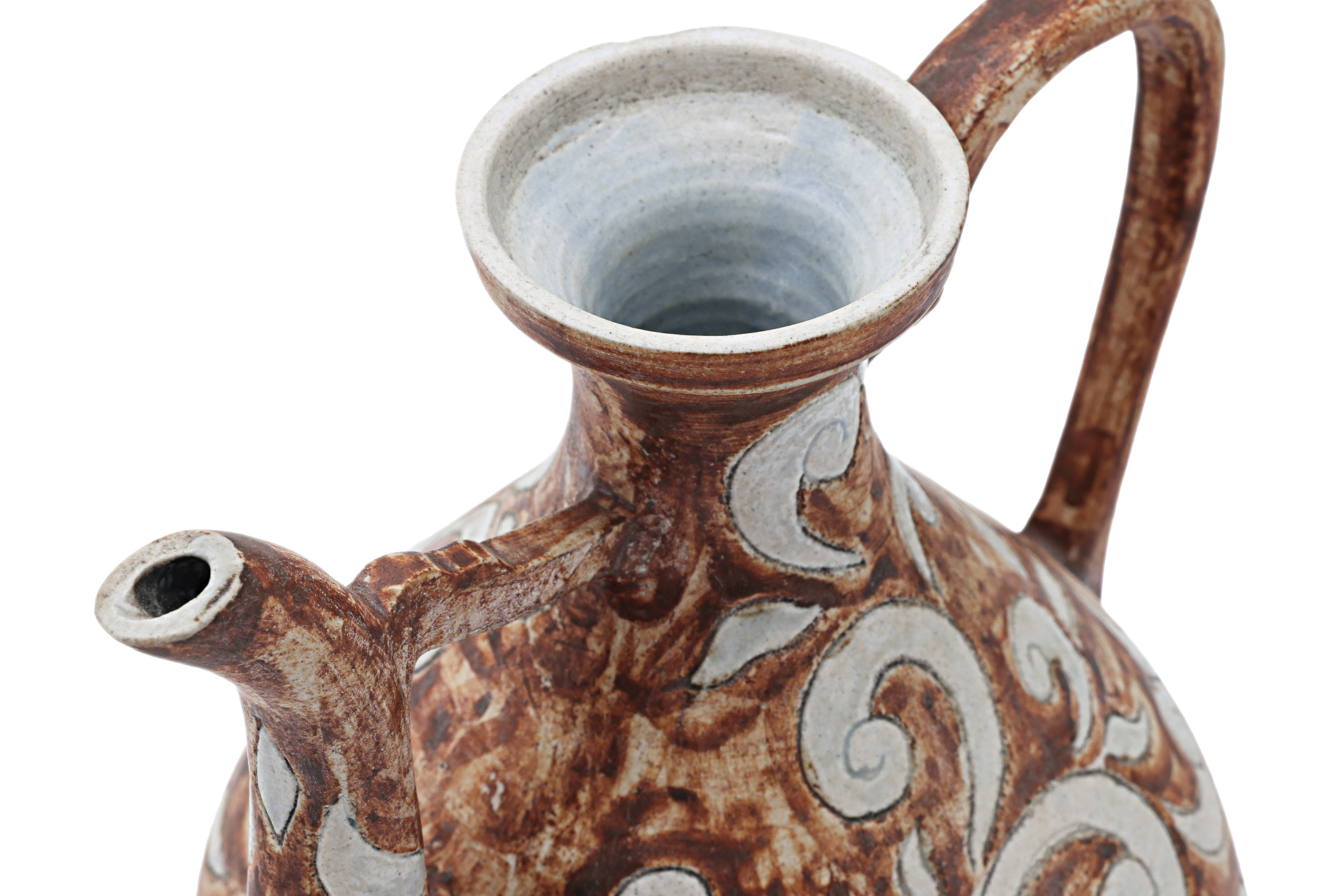 A BROWN AND WHITE SGRAFFITO GLAZED EWER AND COVER - Image 4 of 5