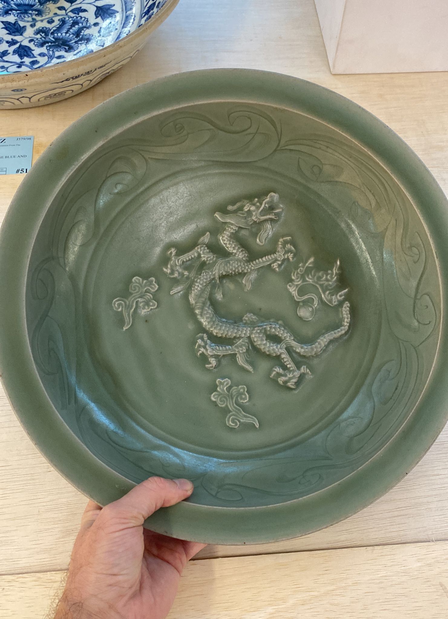 A LARGE LONGQUAN CELADON DRAGON DISH - Image 4 of 20