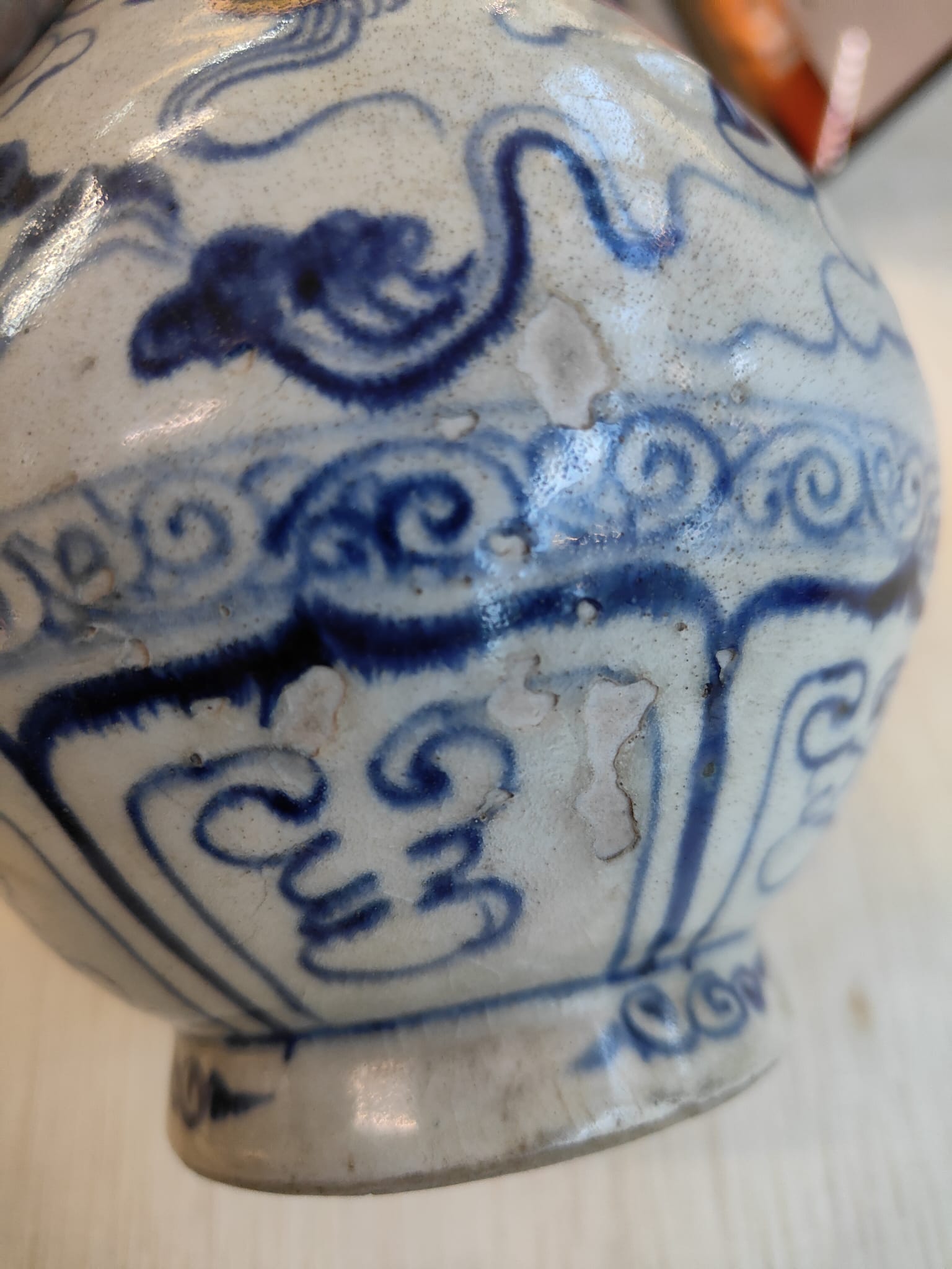 A VIETNAMESE BLUE AND WHITE PEAR SHAPED DRAGON VASE - Image 8 of 11