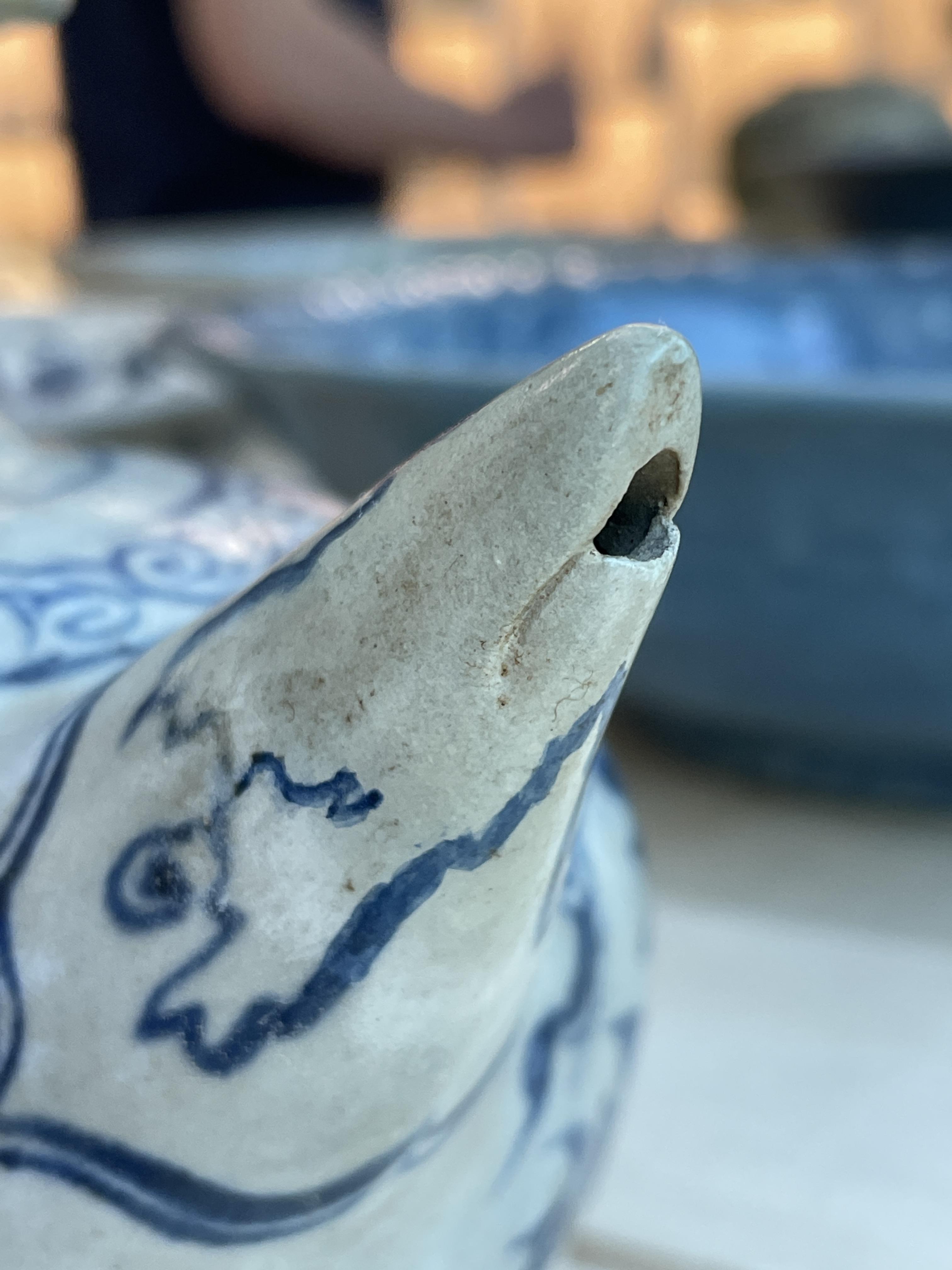 A VIETNAMESE BLUE AND WHITE DRAGON KENDI - Image 7 of 16