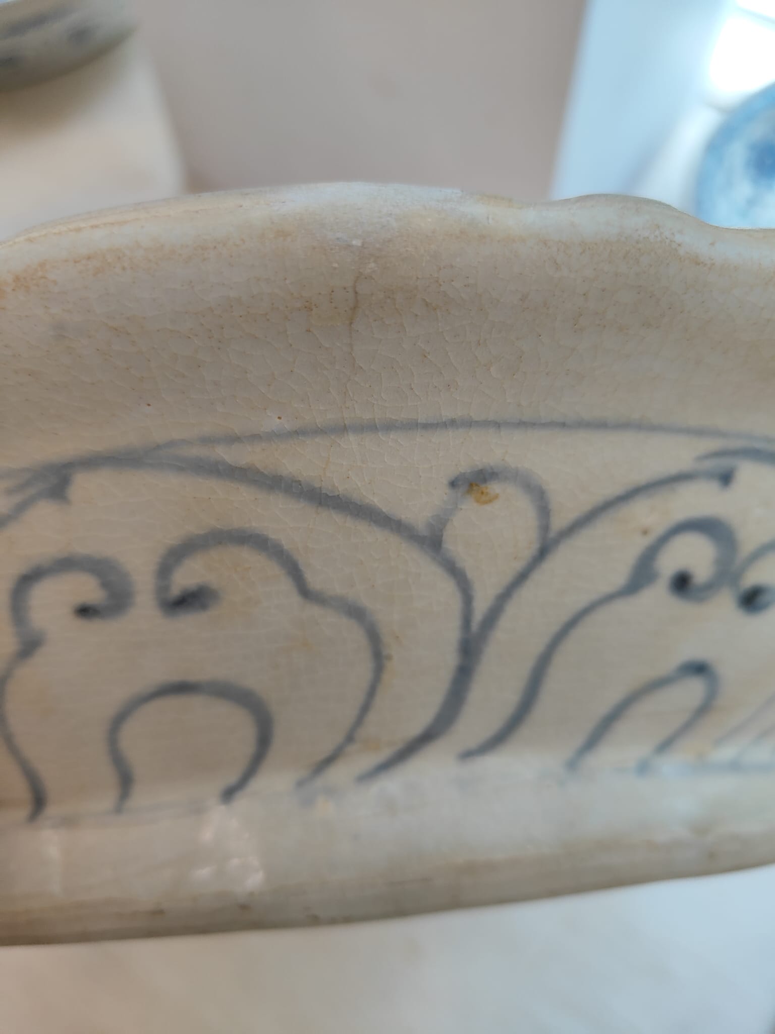 A LARGE VIETNAMESE BLUE AND WHITE CARP DISH - Image 7 of 7