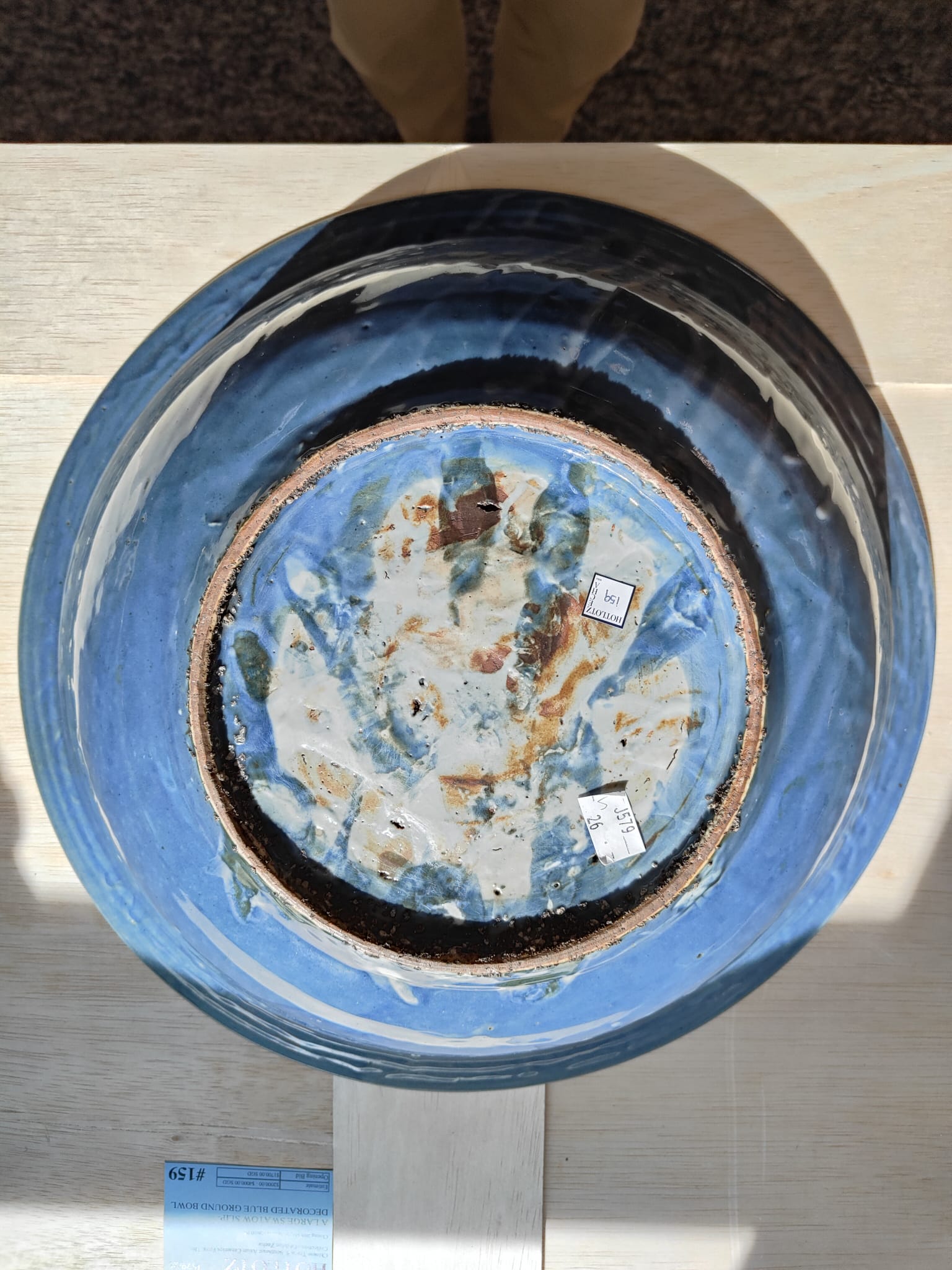 A LARGE SWATOW SLIP-DECORATED BLUE GROUND BOWL - Image 4 of 7