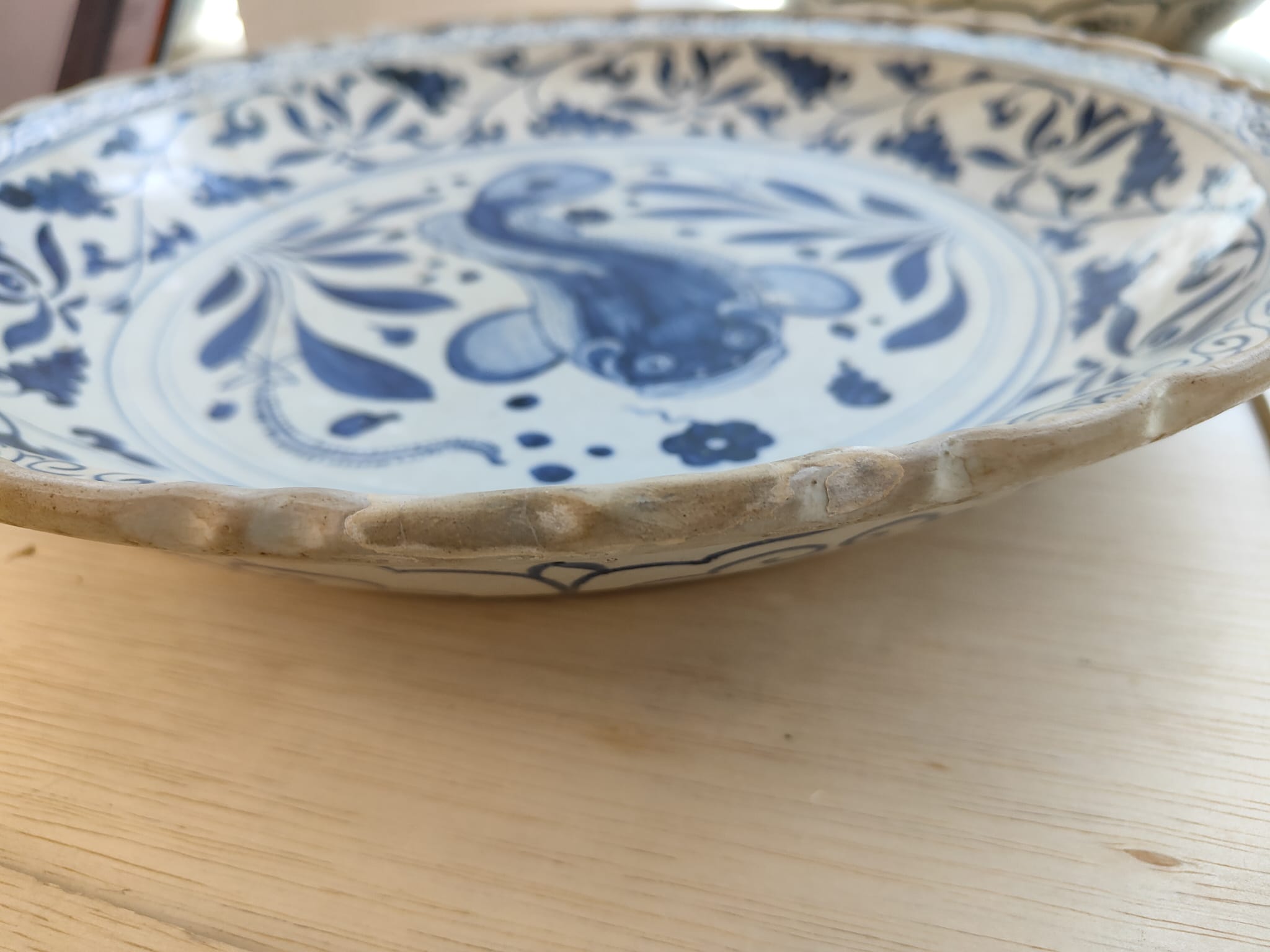 A LARGE VIETNAMESE BLUE AND WHITE FISH DISH - Image 5 of 12